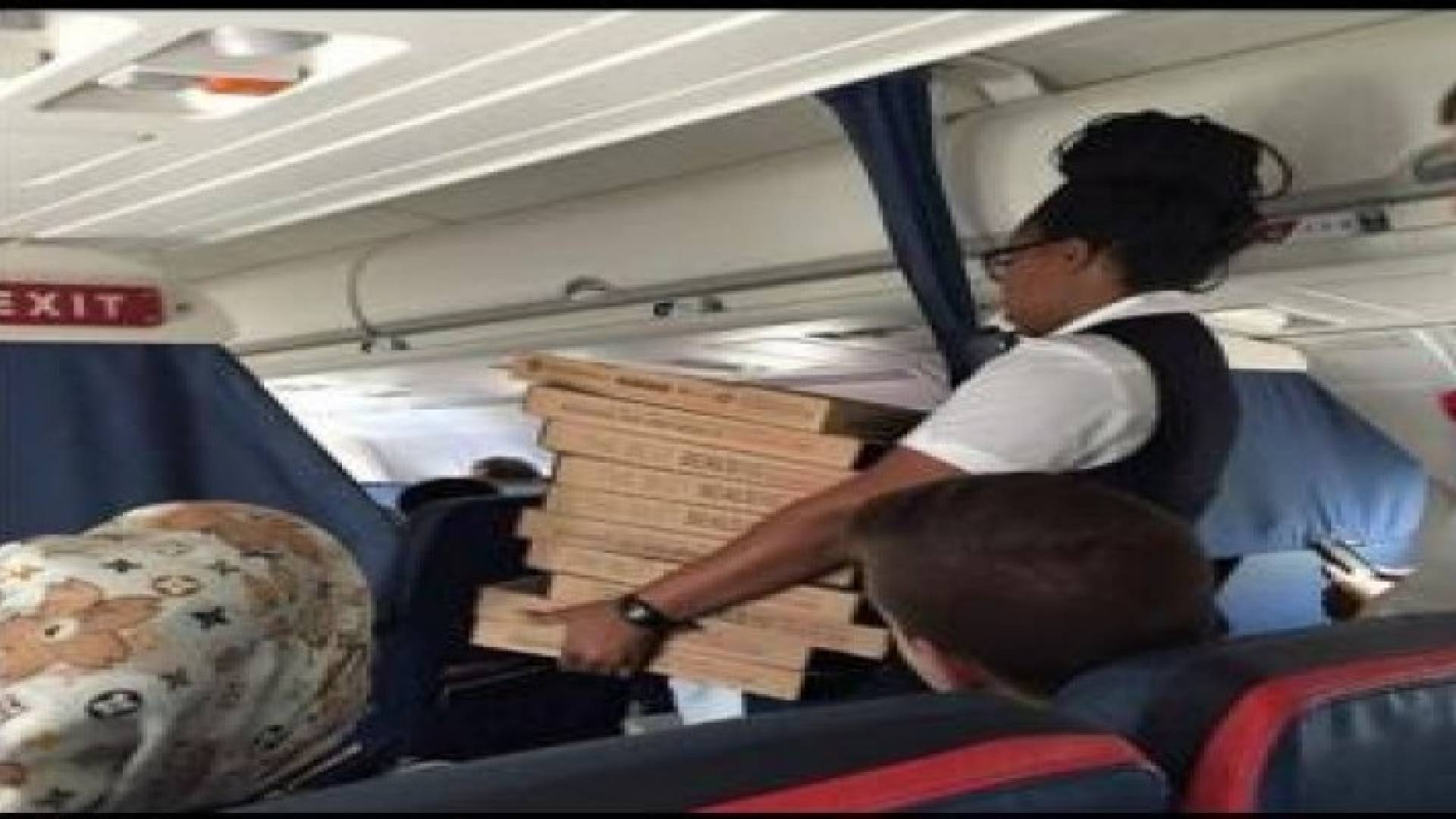 قبطان يعتذر للركاب عن التأخير بوجبة بيتزا