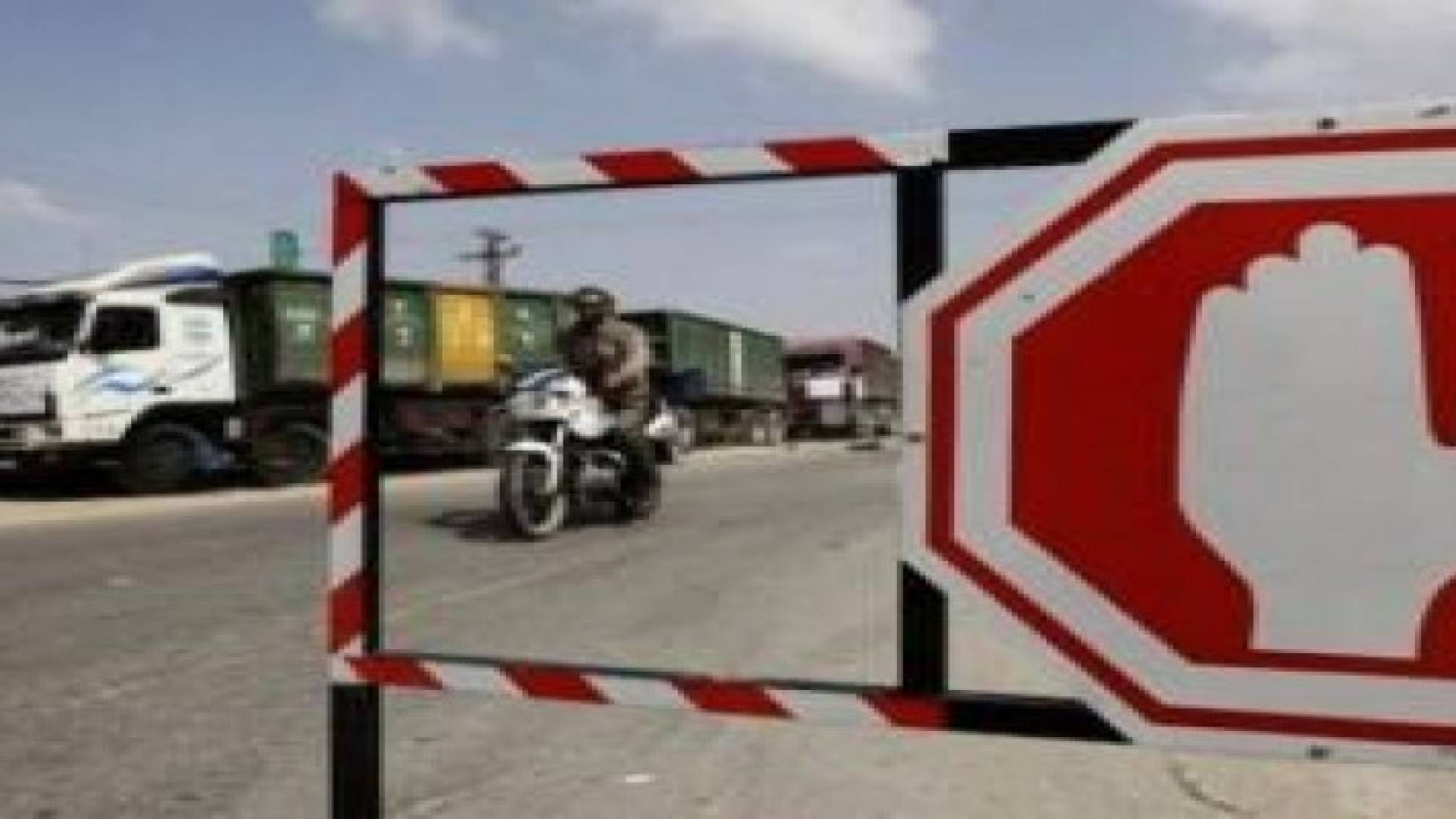 الاحتلال يفتح معبر كرم ابو سالم لادخال 630 شاحنة الى قطاع غزة