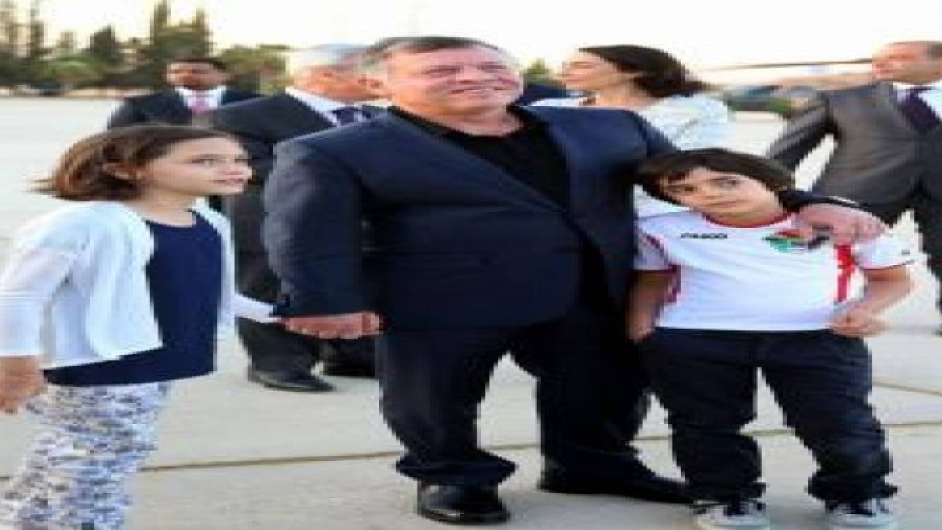 بالصور: الملك يستقبل الامير علي في مطار الملكة علياء