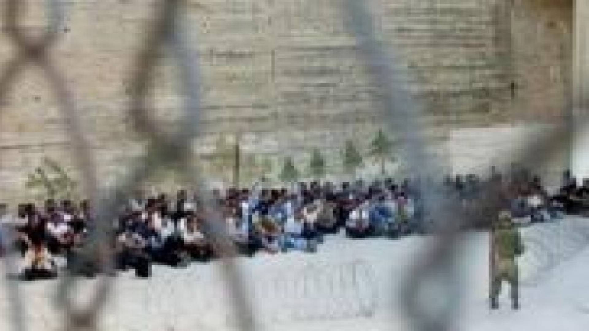 الاحتلال يسن قانون يمنع الأسرى حق استخدام الهاتف
