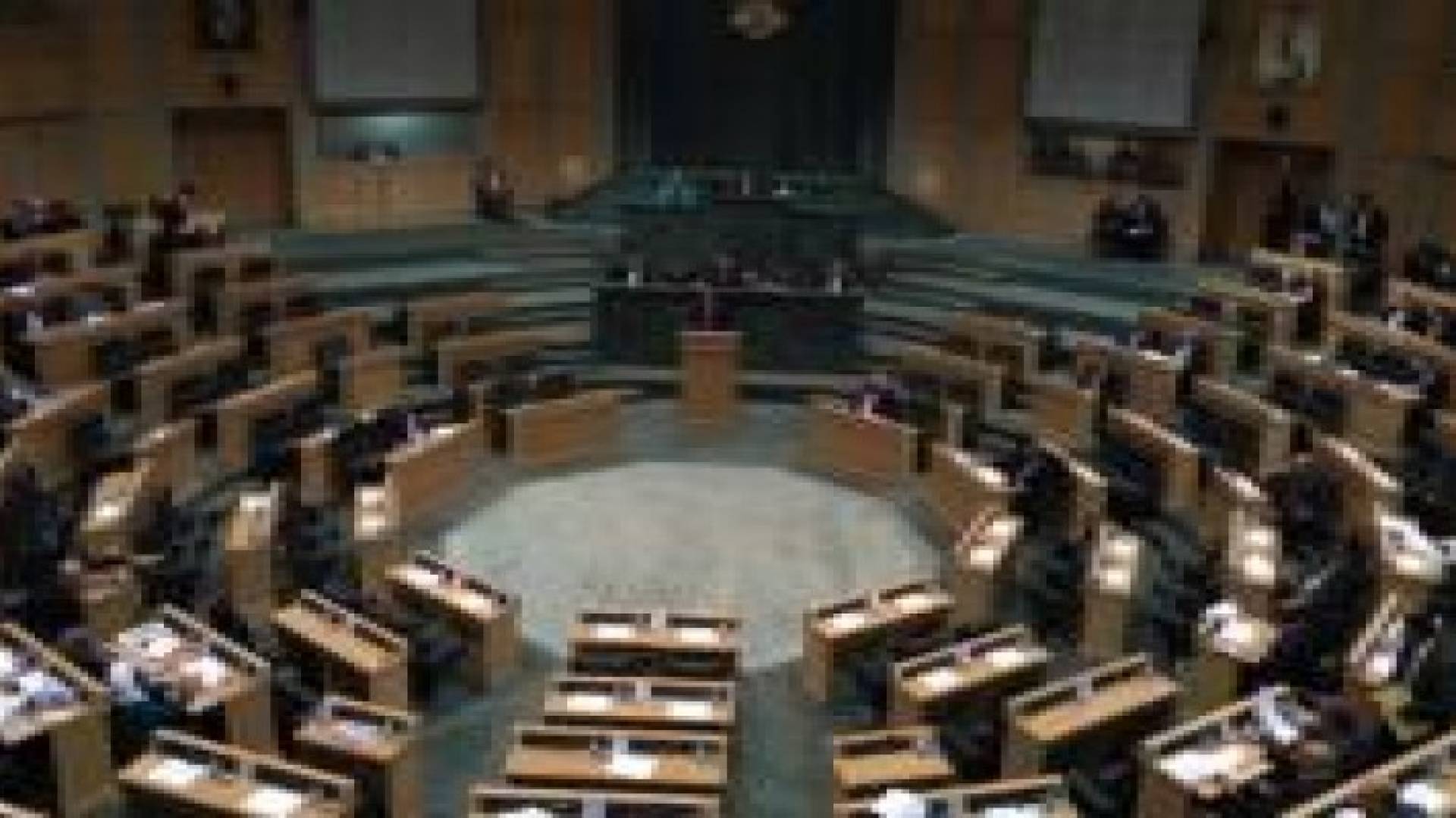 بالفيديو: جلبة في شرفات النواب في أولى جلسات "الاستثنائية"