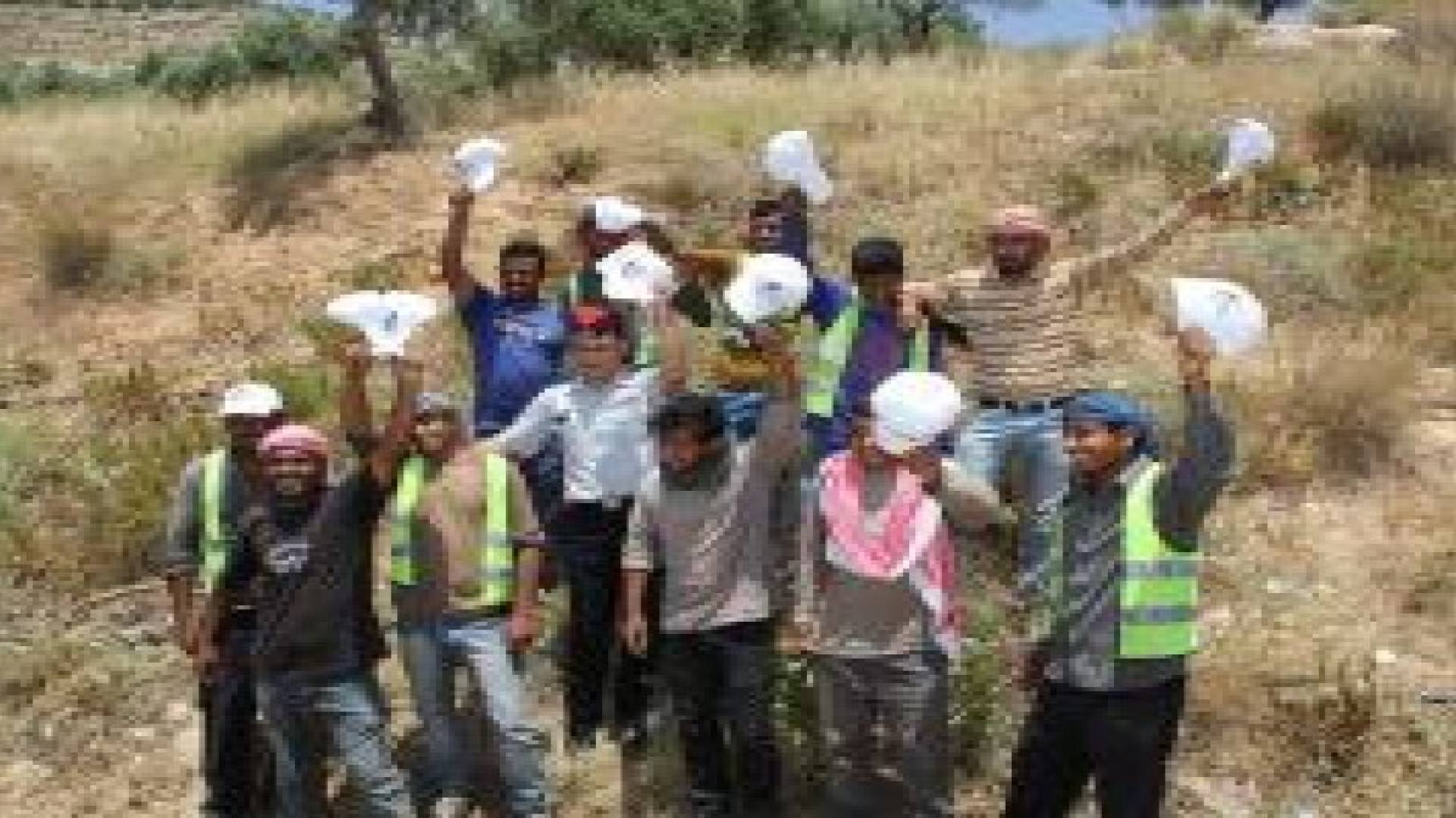 "الدفاع المدني" تنفذ مبادرة توزيع "كابات" للوقاية من ضربة الشمس