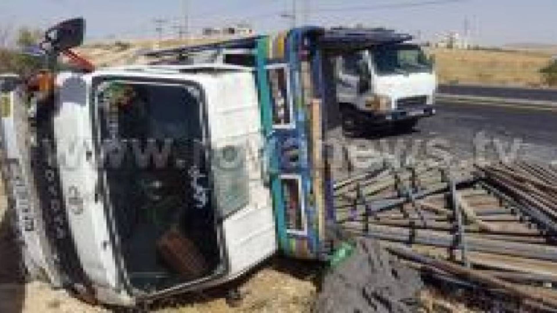 بالصور.. 5 اصابات اثر حادث تصادم في الكرك