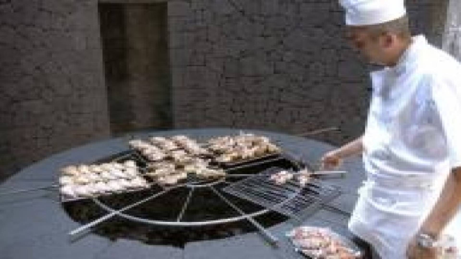 مطعم فوق بركان يطهي طعامه في 450 درجة مئوية