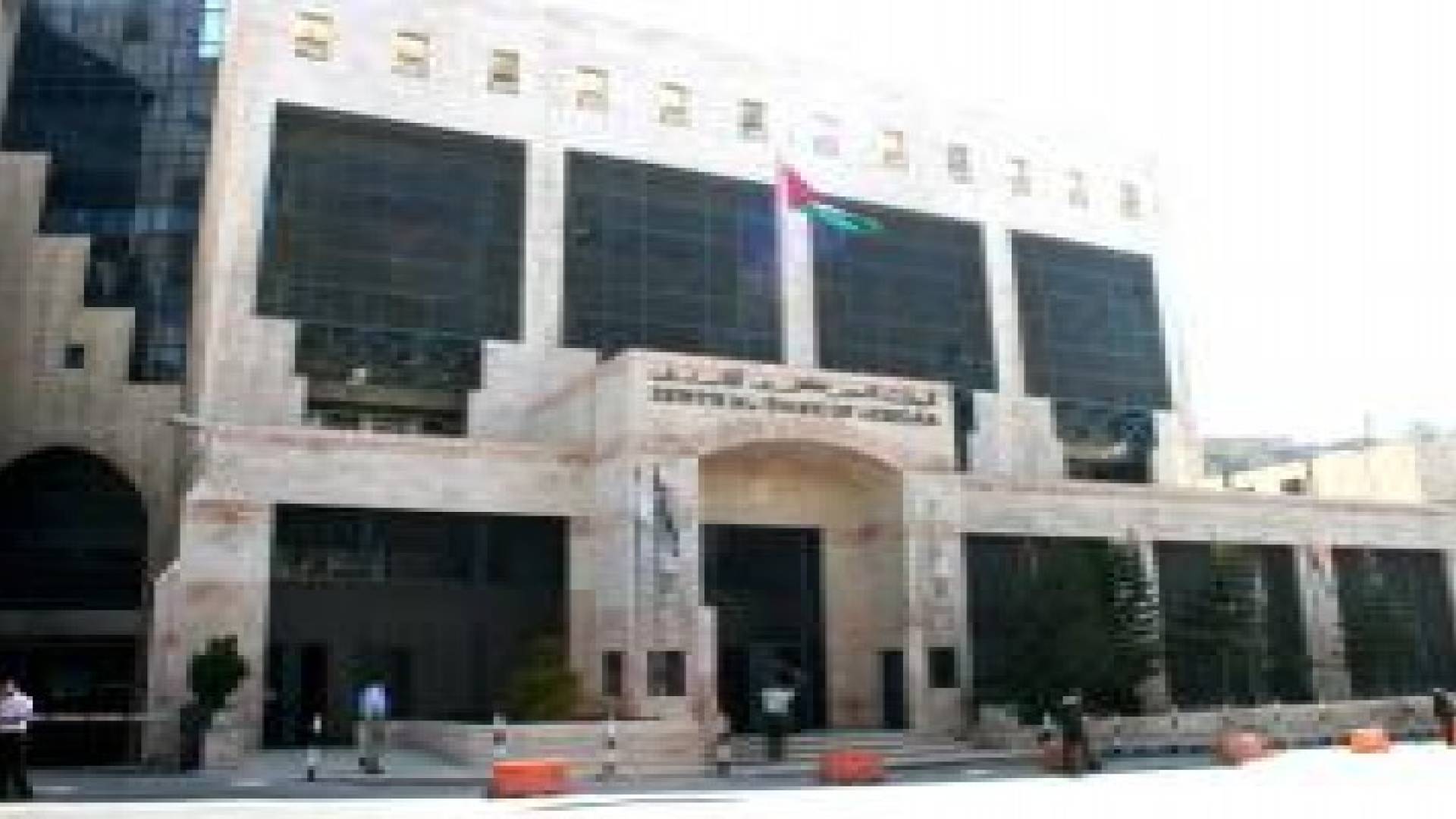 البنك المركزي يطلب تحديد سقوف للسحوبات من أجهزة الصراف
