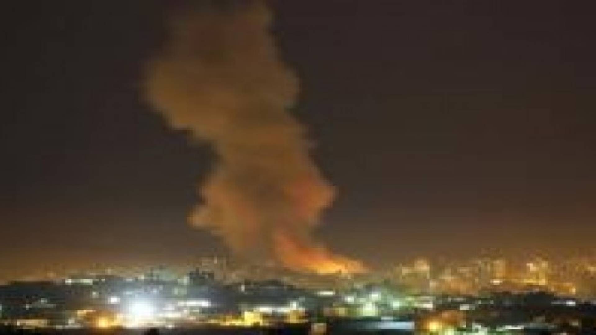 الاحتلال يقصف موقعا ويغلق المعابر مع قطاع غزة