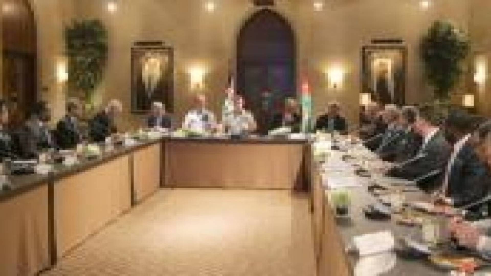 الملك يلتقي وفد كلية الدفاع الوطني البريطانية