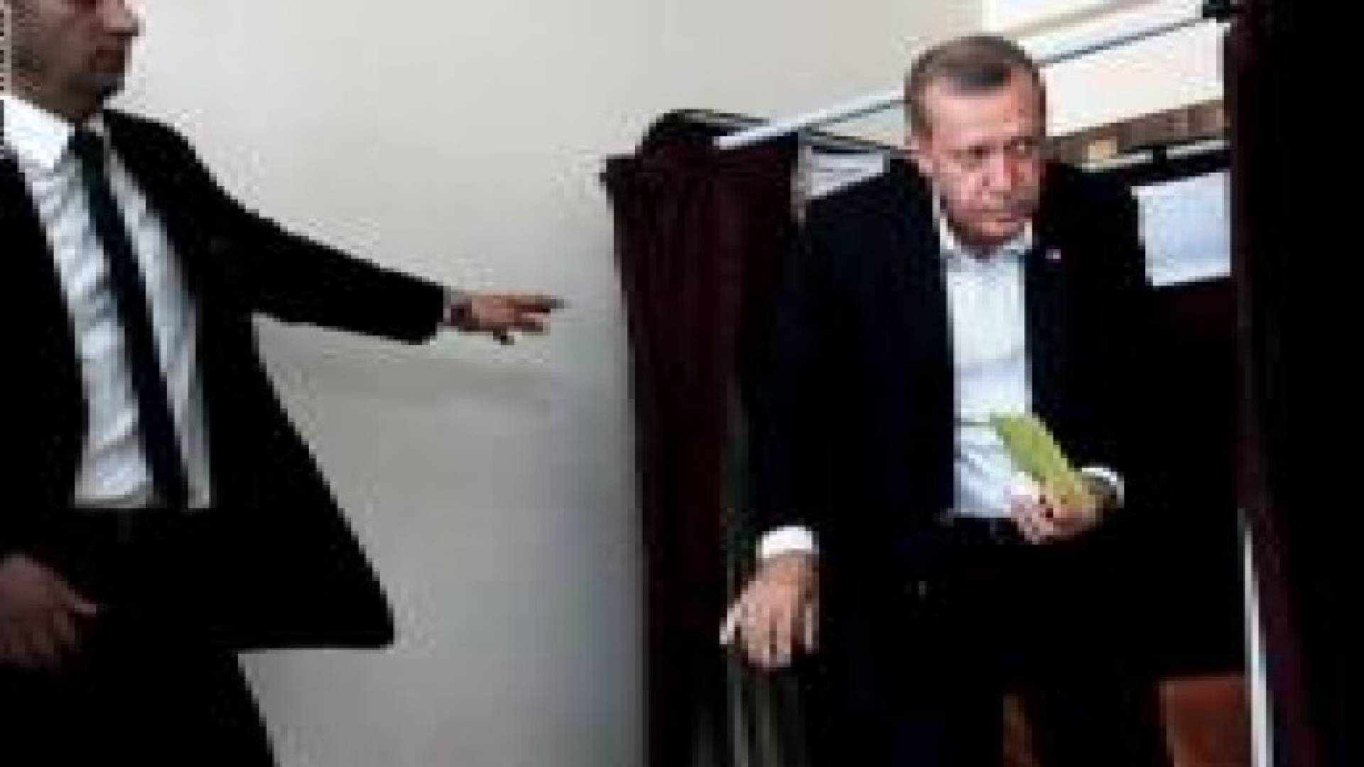 حزب أردوغان يفوز بالانتخابات ويخسر الانفراد بالسلطة.. وأوغلو يدعو المعارضة إلى "إعادة حساباتها"