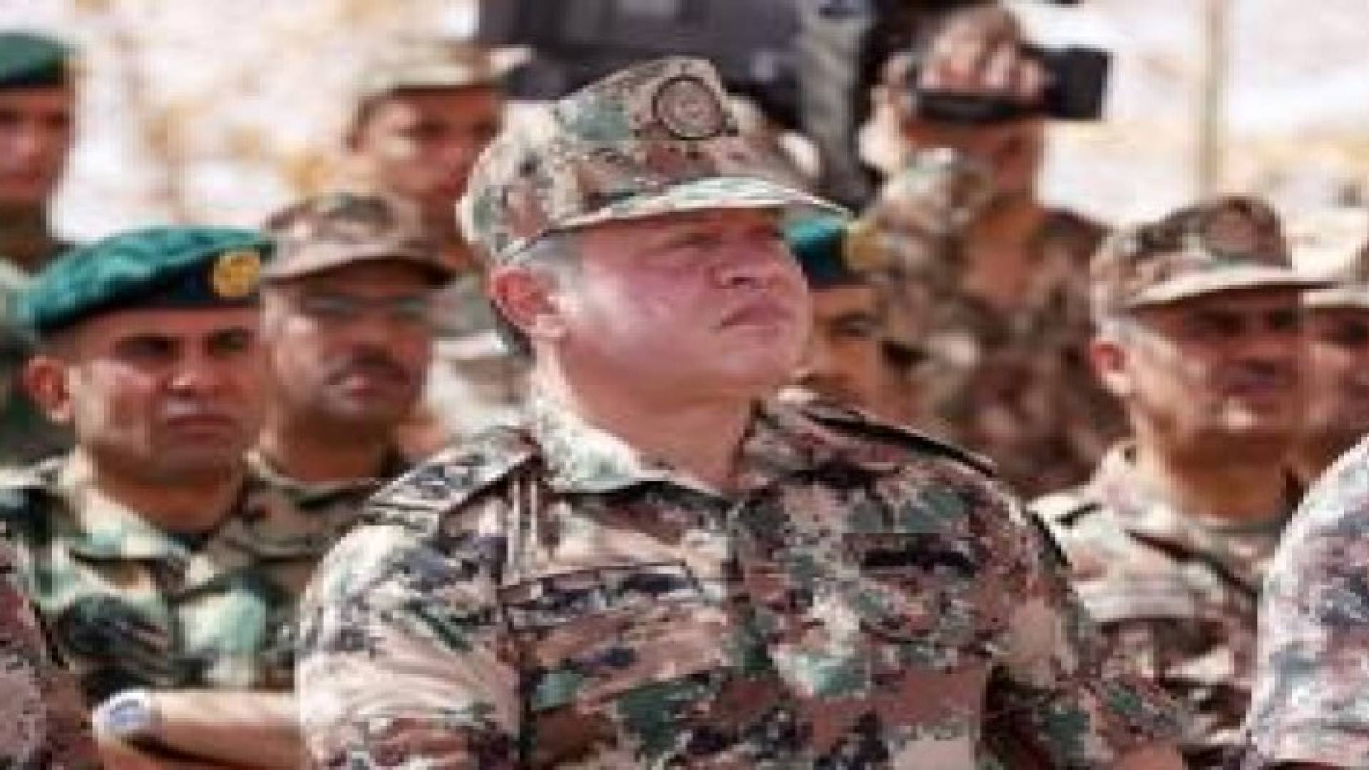 الملك يقيم حفل استقبال للمدعوين في مراسم تسليم الراية الهاشمية للقوات المسلحة