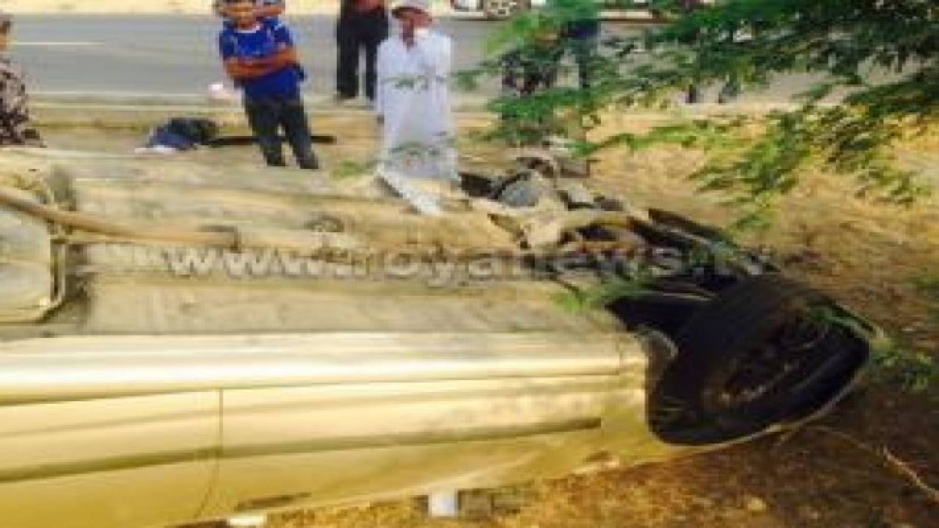 اصابة شخص اثر حادث انقلاب على طريق البحر الميت .. صور