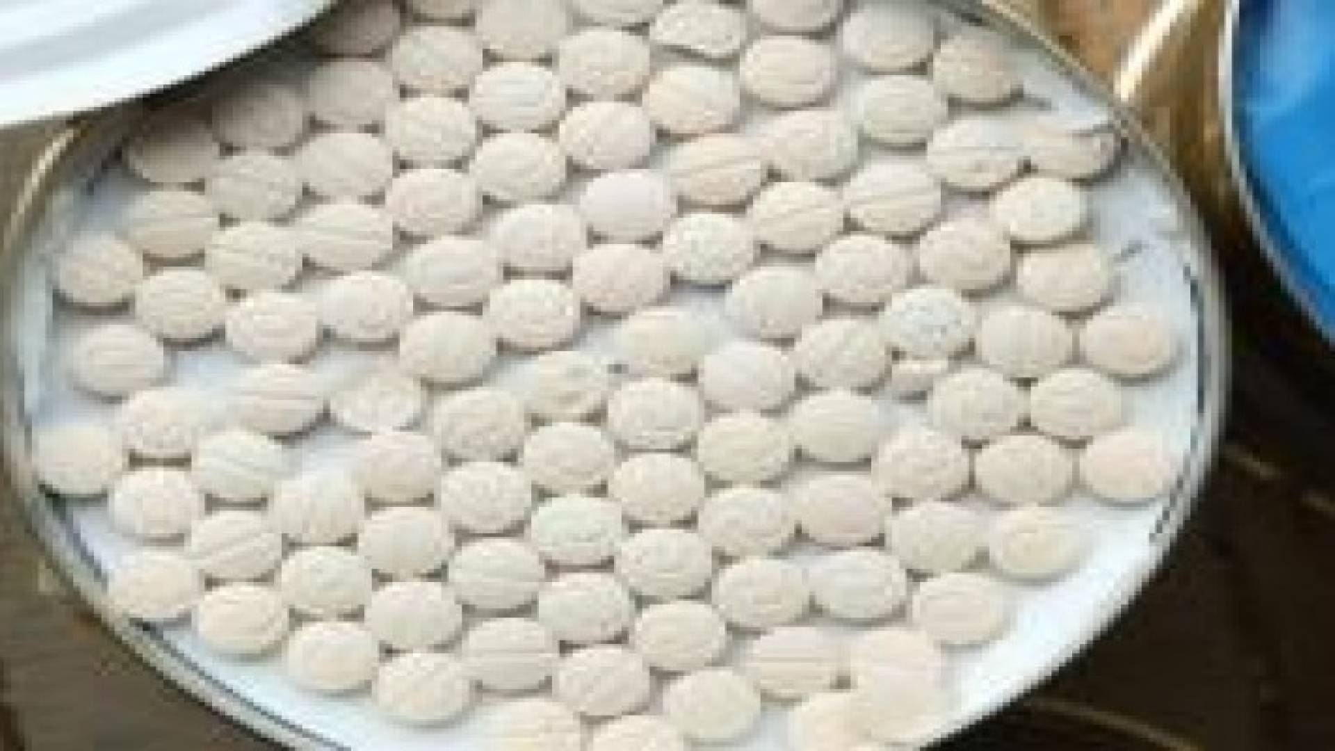 احباط محاولة تهريب 110 الاف حبة مخدرة داخل اطار مركبة