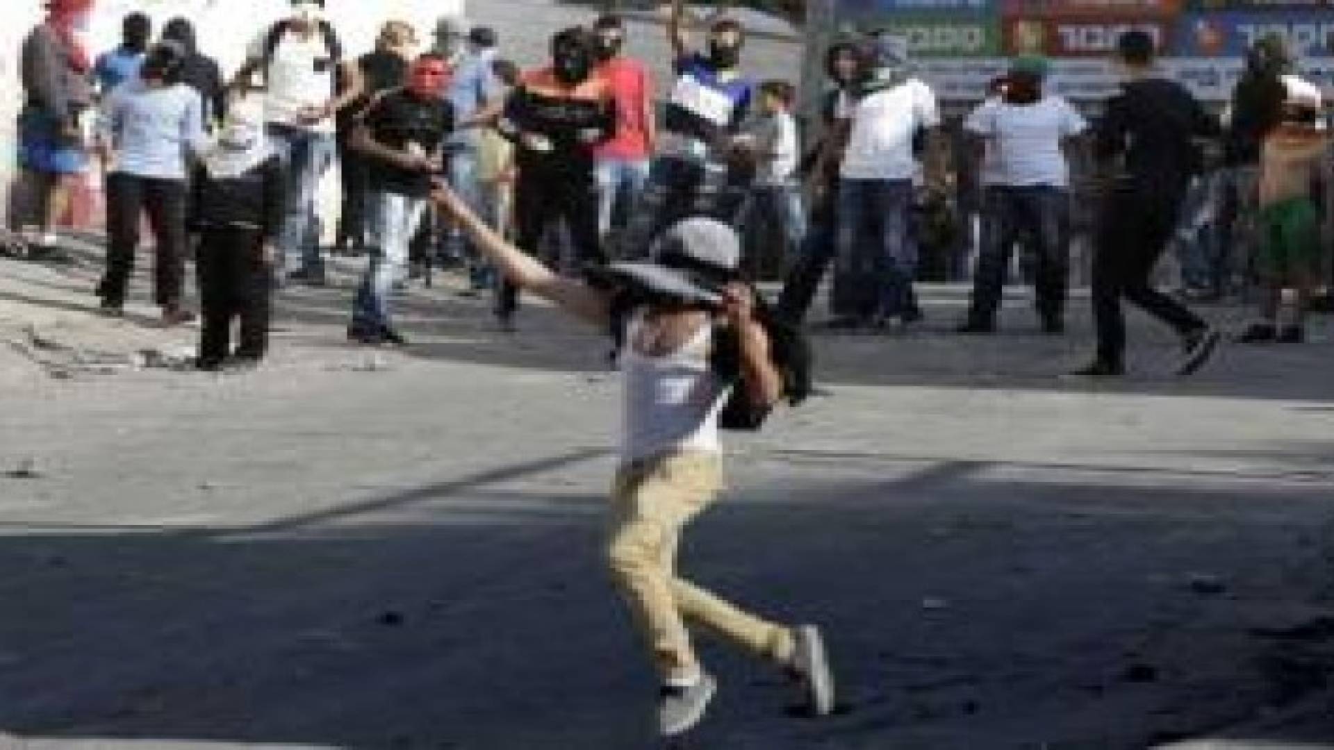 إصابة شرطي وإمرأة إسرائيلية بالقدس جراء حجارة الفلسطينين