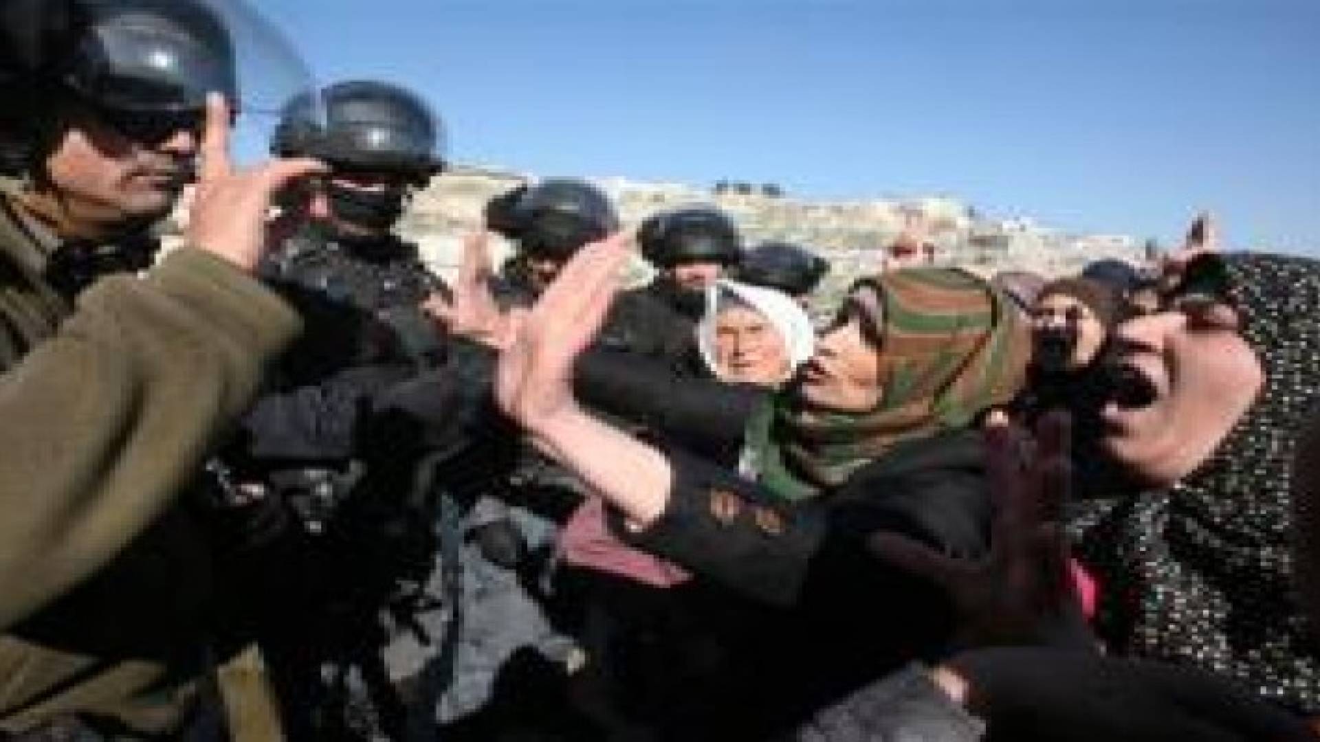 الاحتلال يخلي 30 عائلة بالأغوار لإجراء تدريبات عسكرية