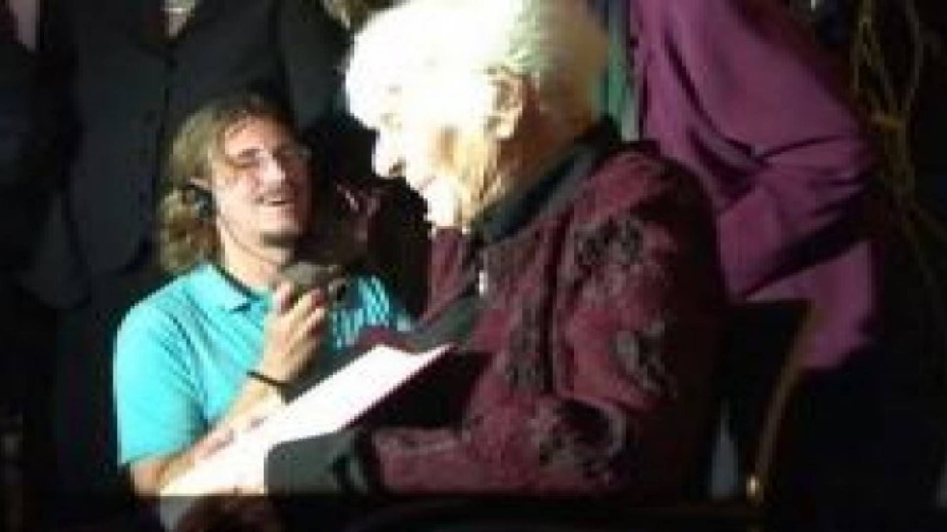 بالفيديو: بعد أن بلغ عمرها 102 سنة منحت لقب دكتوراة في العلوم الطبية