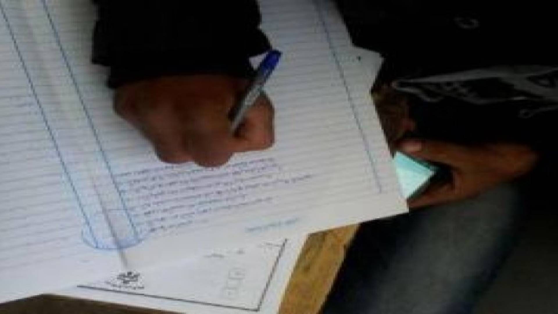 توزيع 1203 أجهزة كشف خلوي ولواقط لاسلكية على قاعات (التوجيهي)