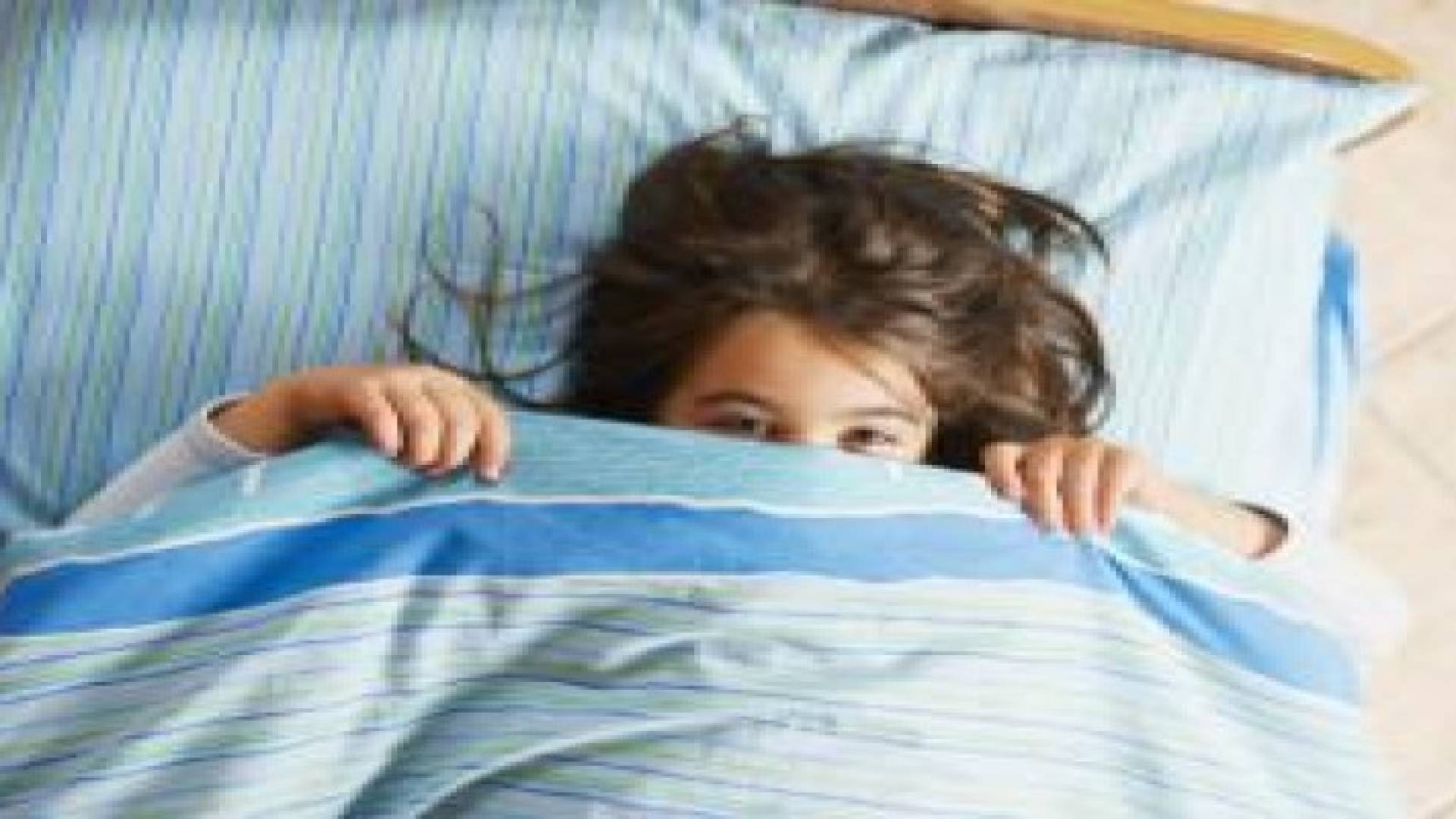 كيف تتعامل مع خوف طفلك من "العفريت" والظلام؟