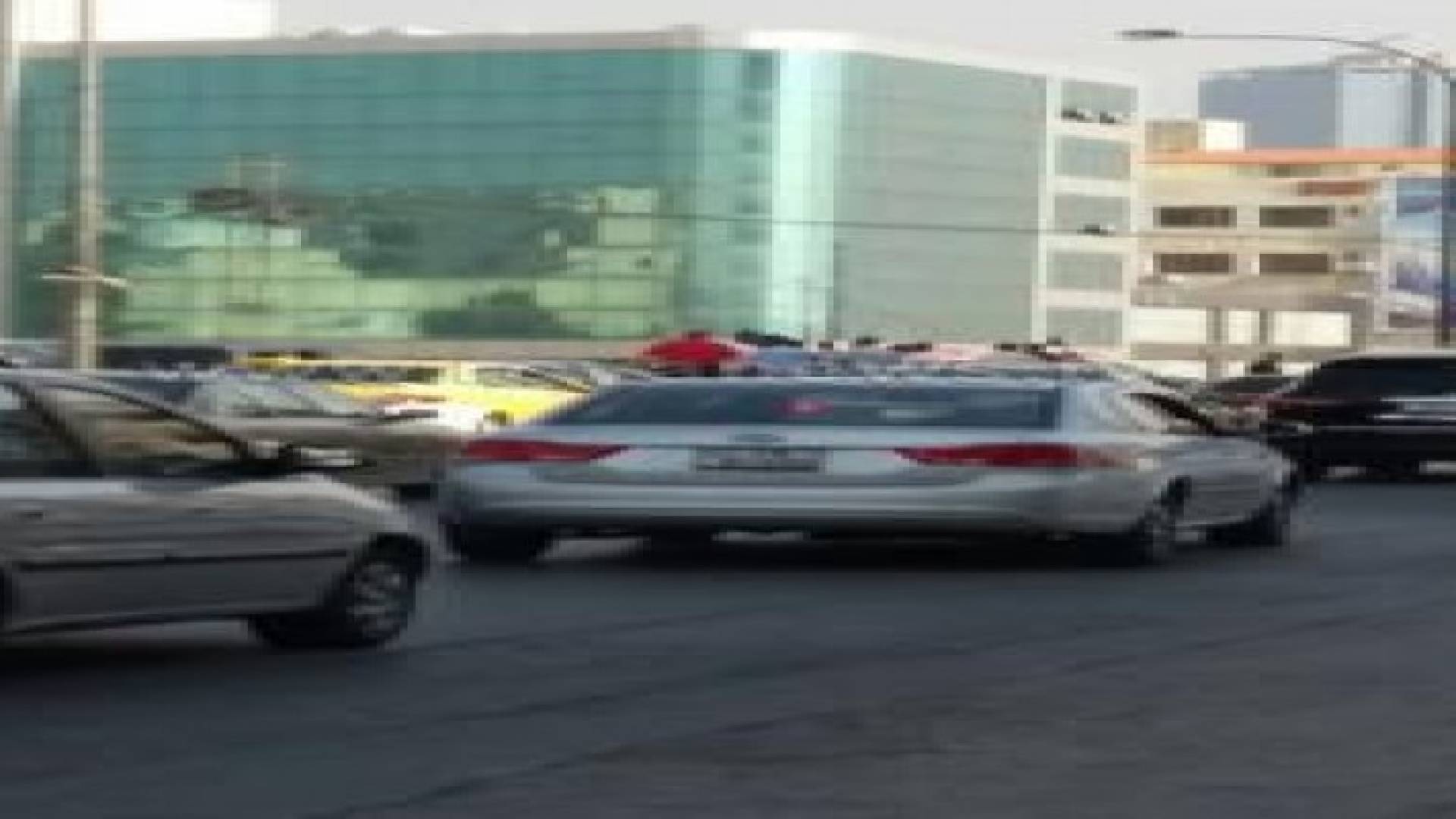 شاب يغلق جسر "الحرمين" بسيارته وينهال بالضرب على آخر .. صور