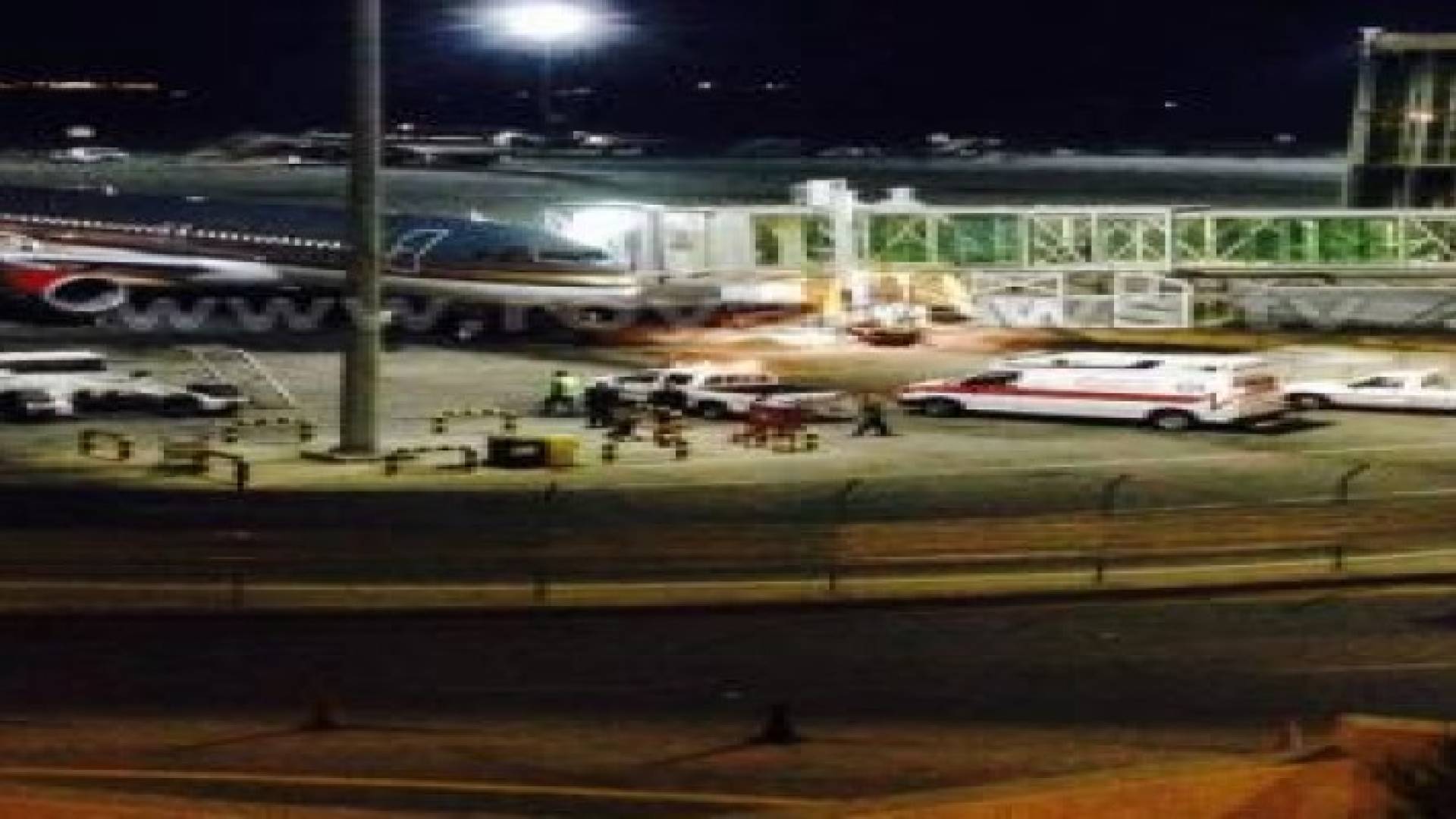 وصول الطائرة التي تقل جثمان طارق عزيز إلى عمان  ..صور