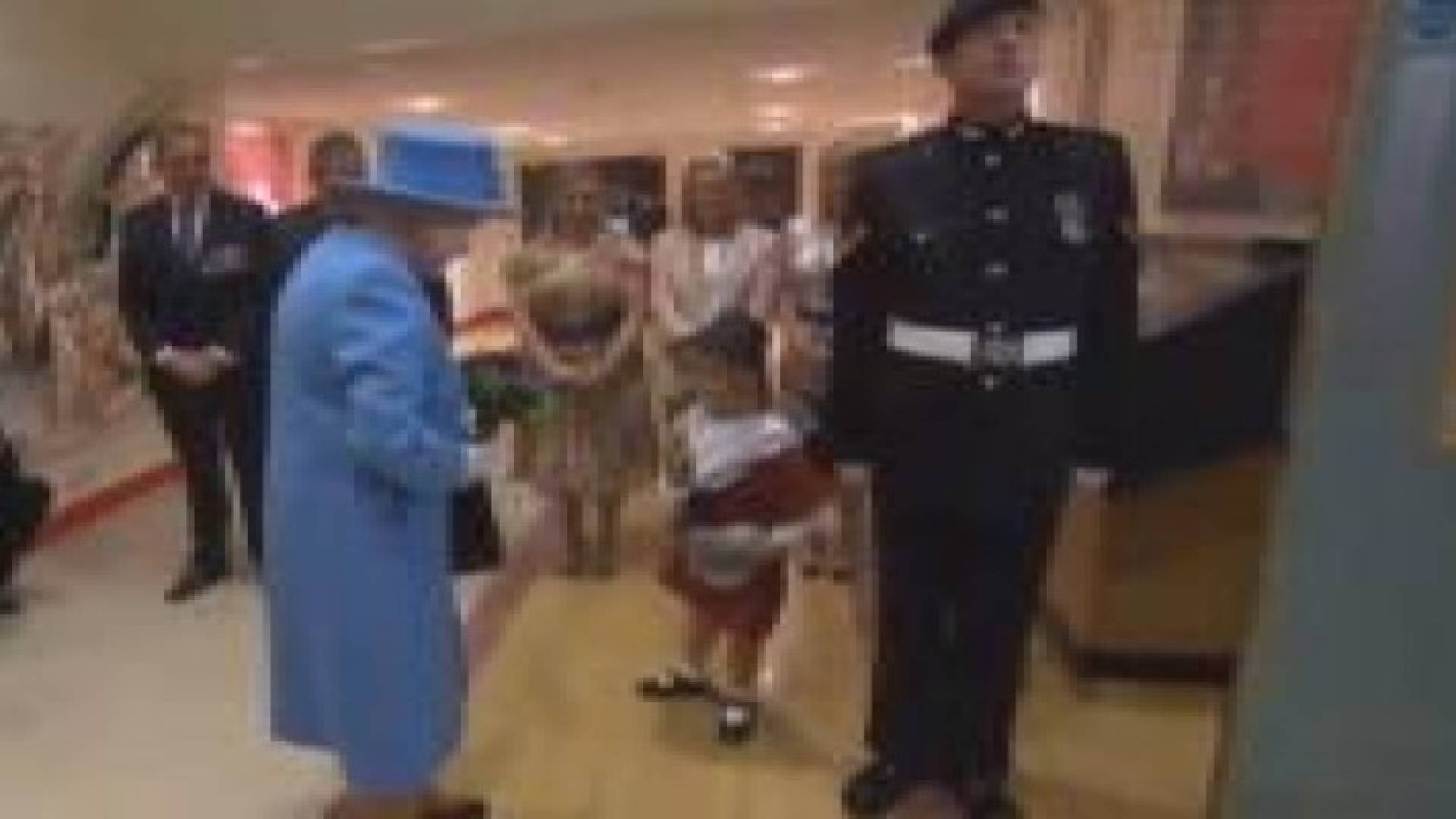 بالفيديو: صفعة لطفلة مقابل وردة لملكة إنجلترا