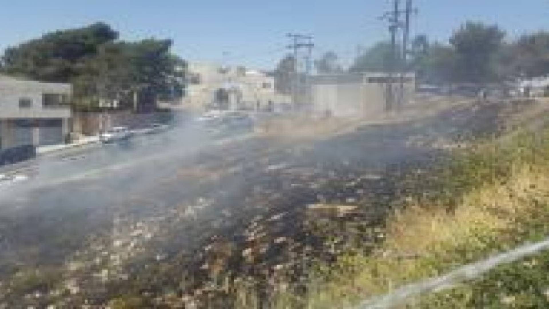 الكرك: اخماد حريق اعشاب جافة بضاحية المرج