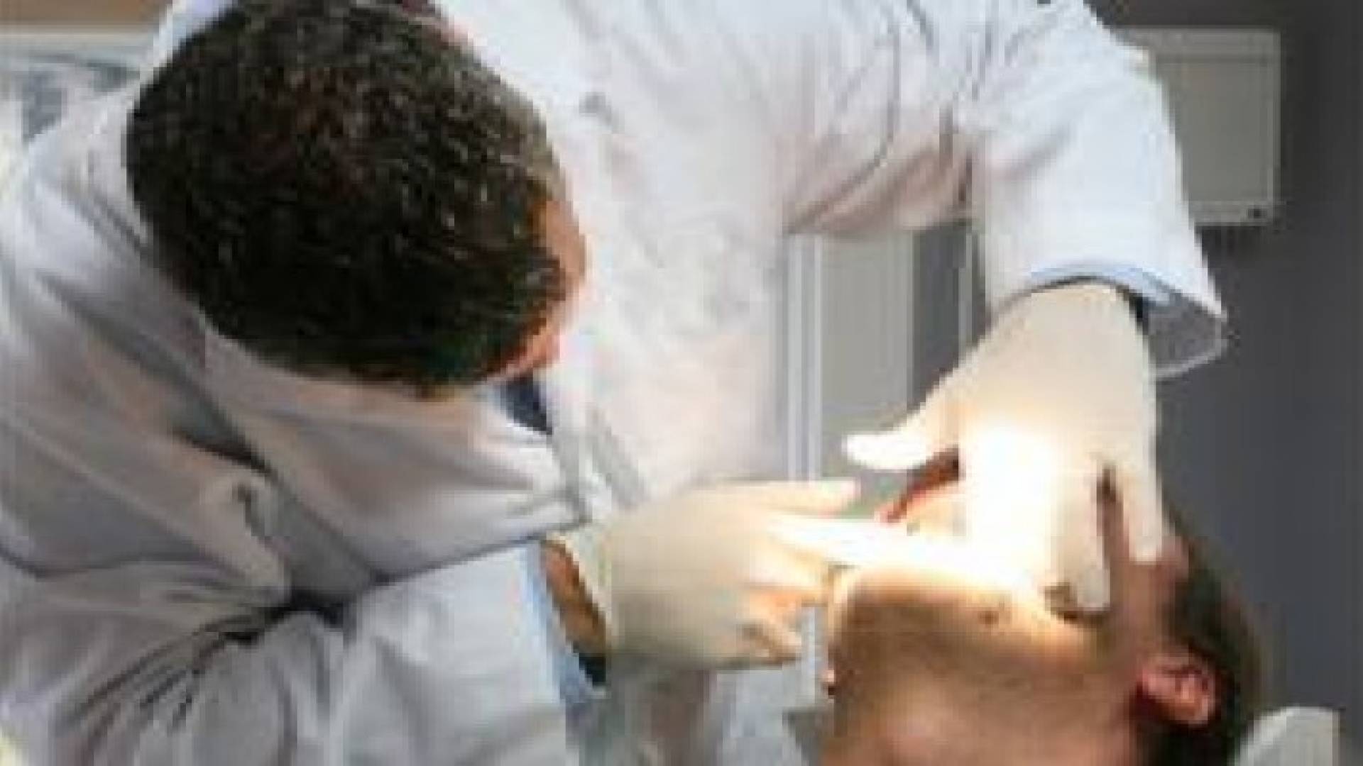 اعتداء على طبيب اسنان برشقه بمادة حارقة