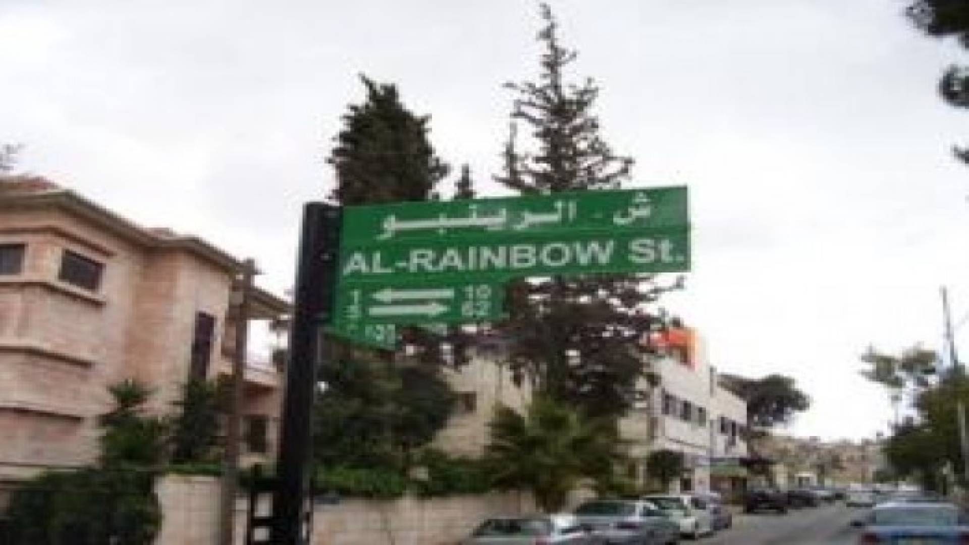 ضبط شخص يتجول بأفعى بايثون في شارع الرينبو