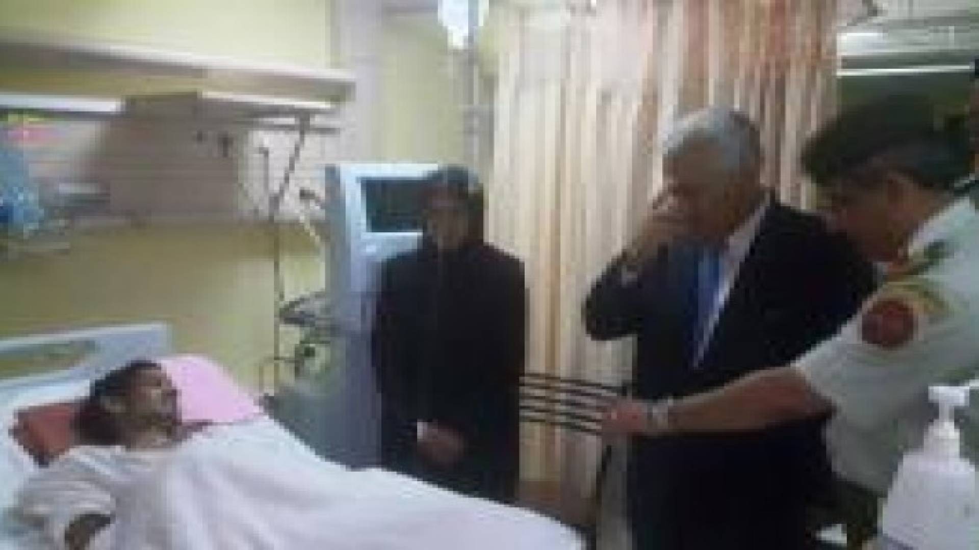 النسور يزور الطالبين المصابين في المدينية الطبية