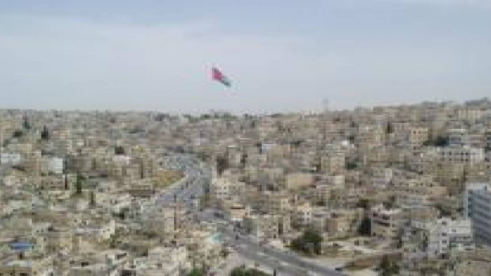 اجواء ما بين حارة نسبيا نهارا ومعتدلة ليلا