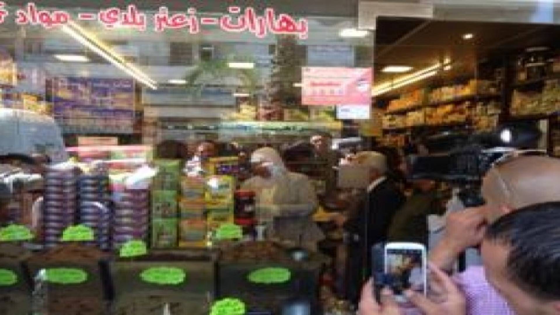 محافظ رام الله تنفذ جولة على الأسواق للرقابة على الأسعار قبل رمضان