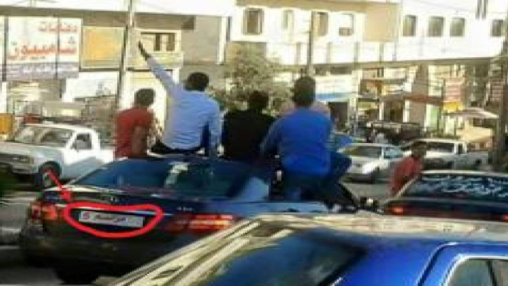 "سيارة مراسم" تشارك في موكب تخريج تلهب مواقع التواصل الإجتماعي .. صور وتفاصيل