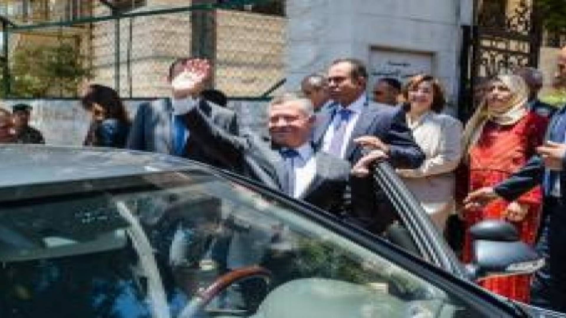 بالصور .. الملك والملكة يزوران مؤسسة الحسين الاجتماعية للأيتام