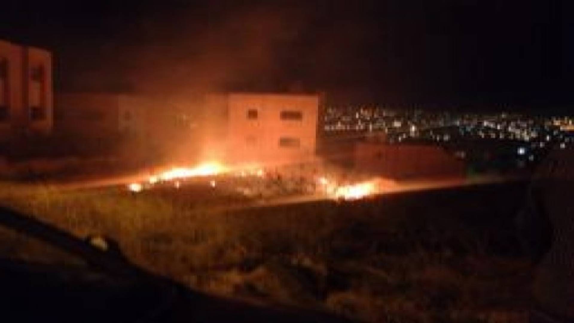 عمان: إخماد حريق أحراش جافة في جبل الحديد .. صور