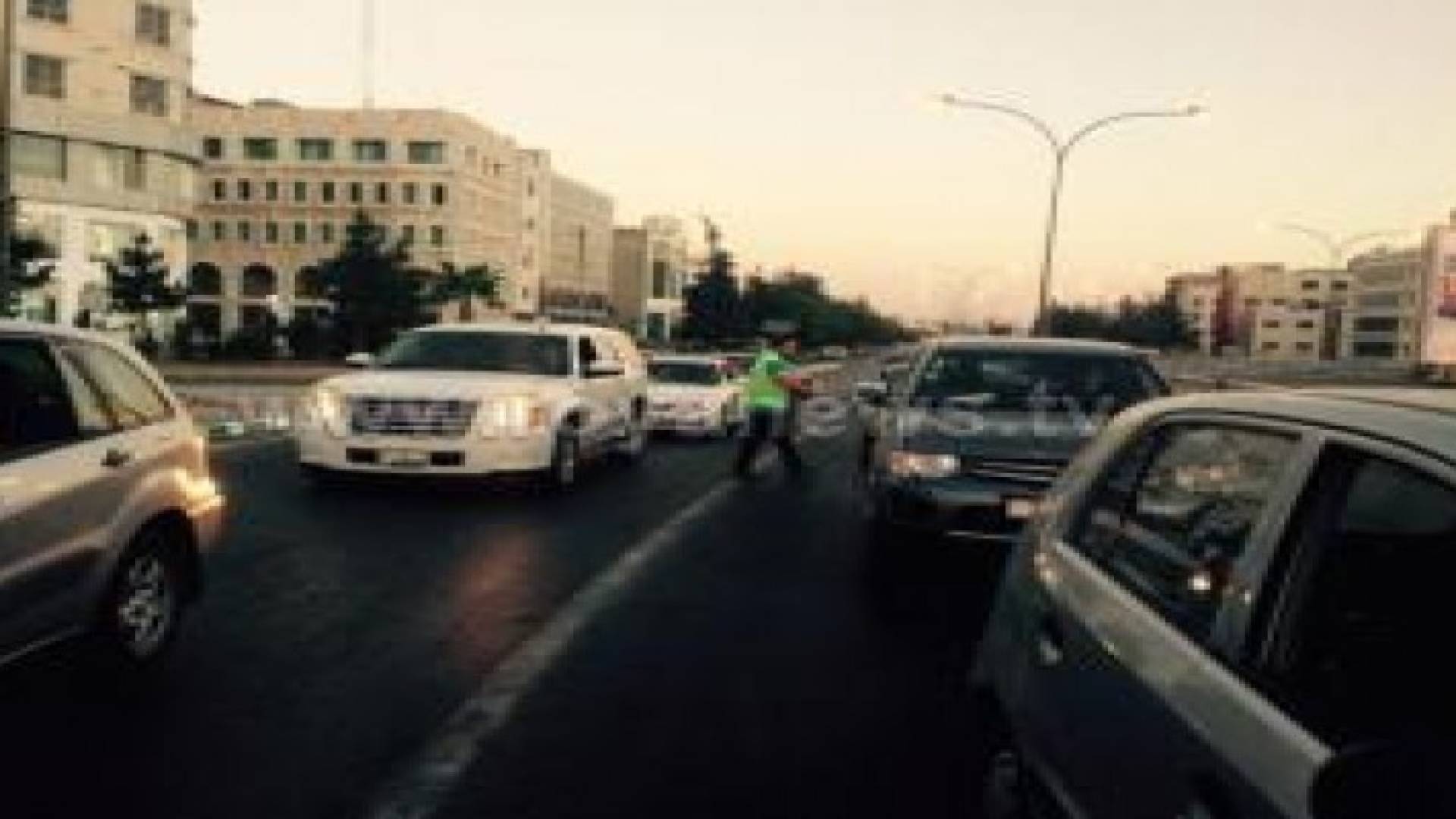 شباب وشرطة السير يطلقون مبادرة "ما تستعجل" على الإشارات الضوئية .. صور