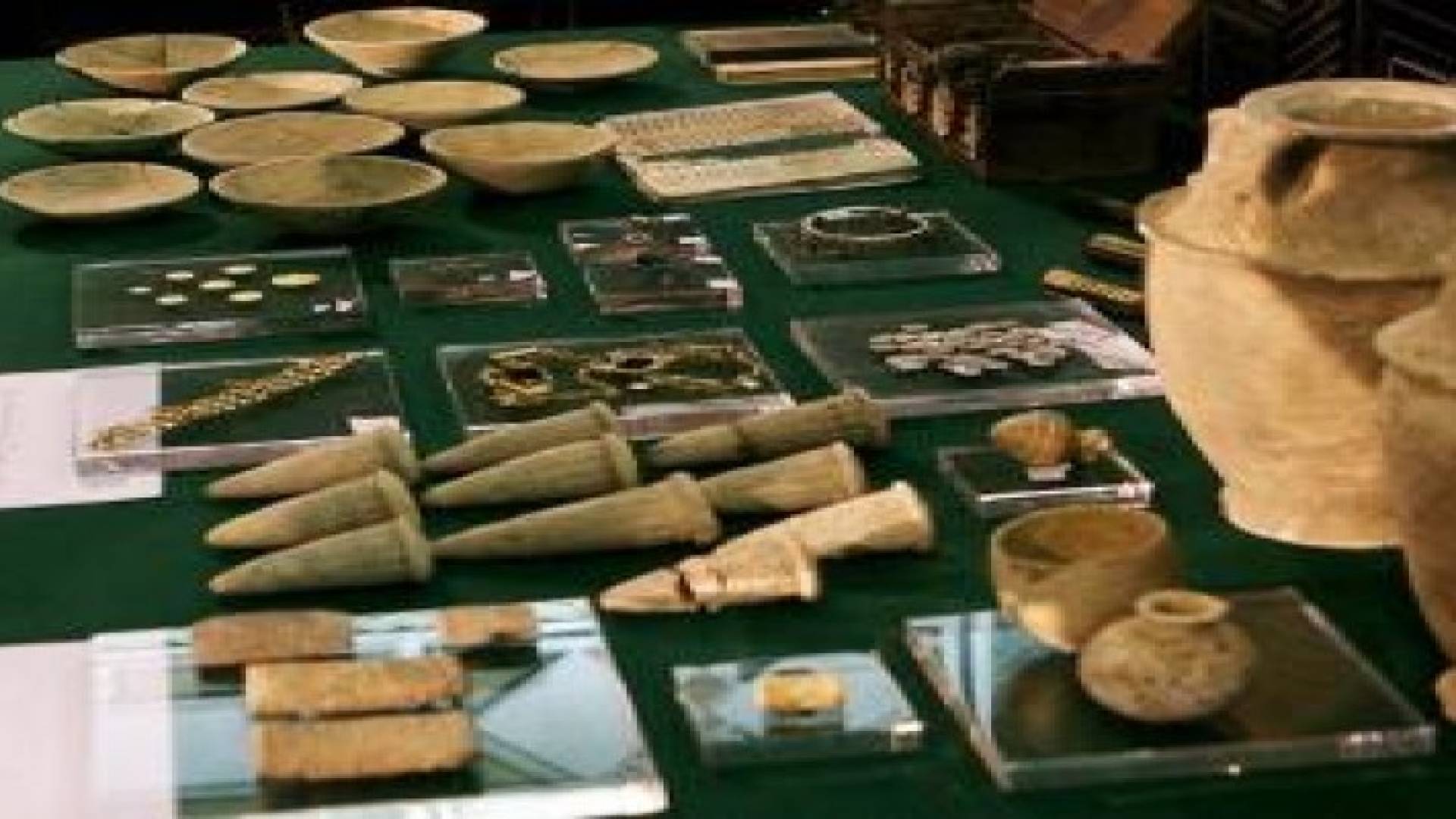 العراق يسترد 663 قطعة أثرية مهربة للأردن وأميركا وإيطاليا