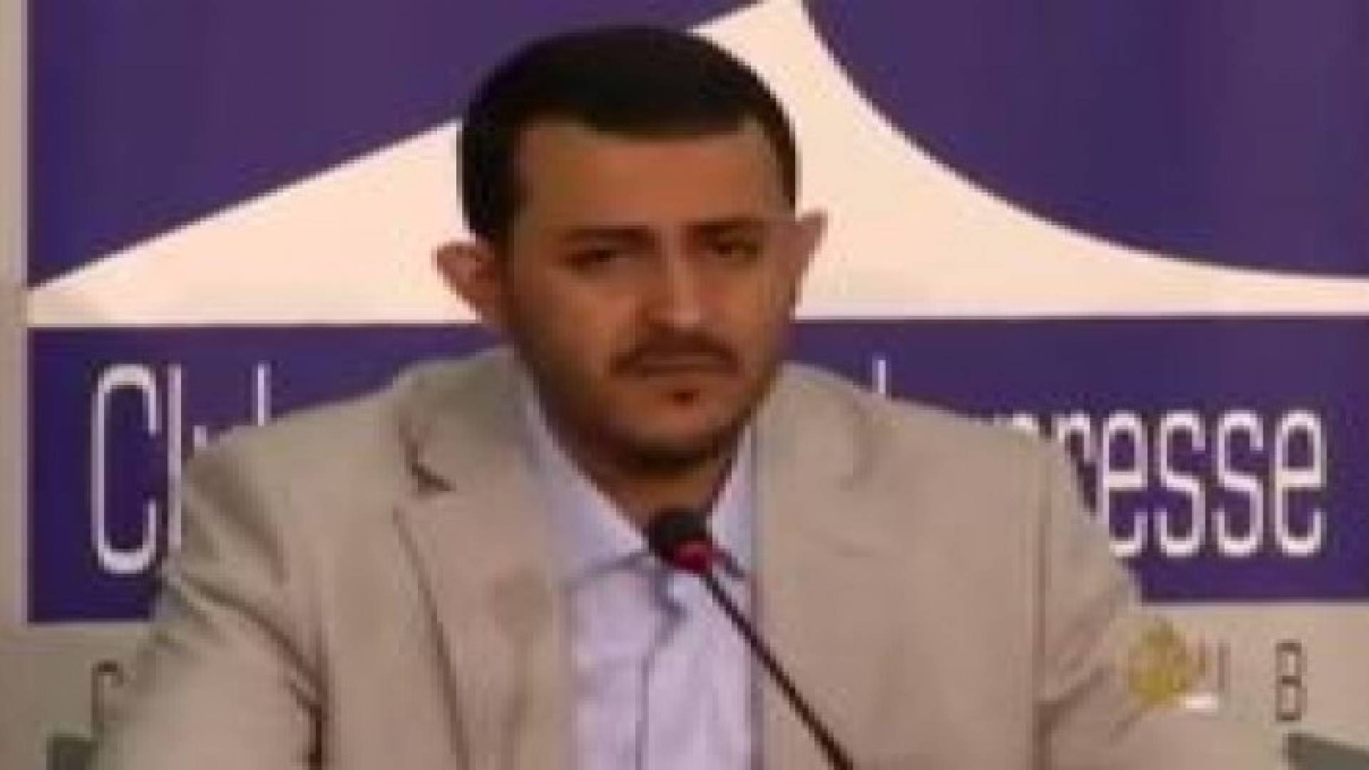 بالفيديو: امرأة يمنية ترشق الحوثي بحذاء في جنيف أثناء كلامه