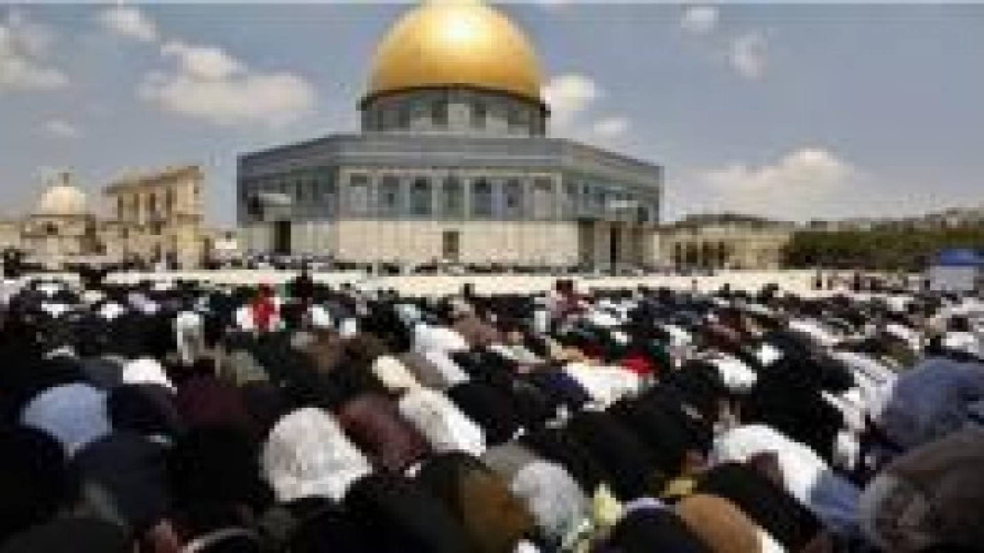 عشرات الآلاف يزحفون من الضفة لصلاة الجمعة الأولى من رمضان في الأقصى