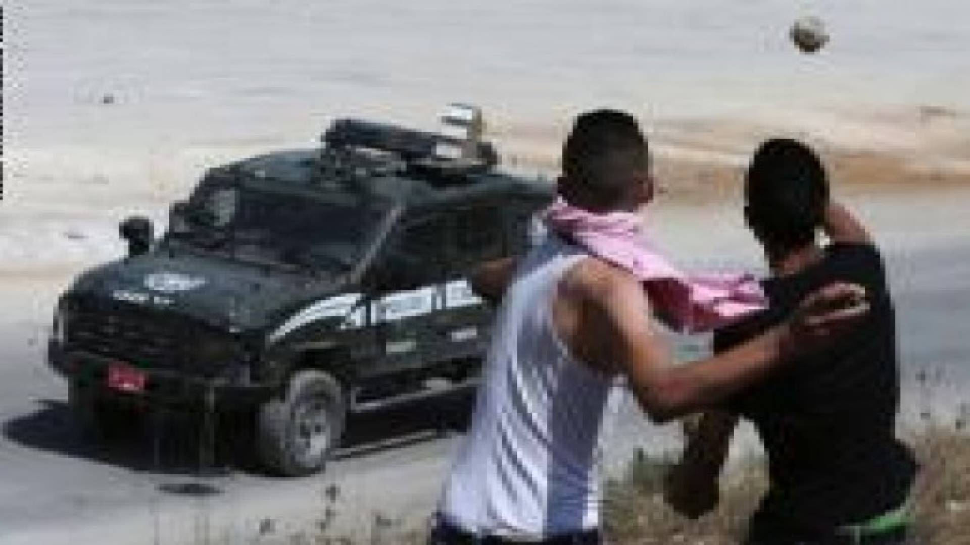 حماس تتبنى هجوما يحمل عدة رسائل على سيارة للمستوطنين بالضفة الغربية