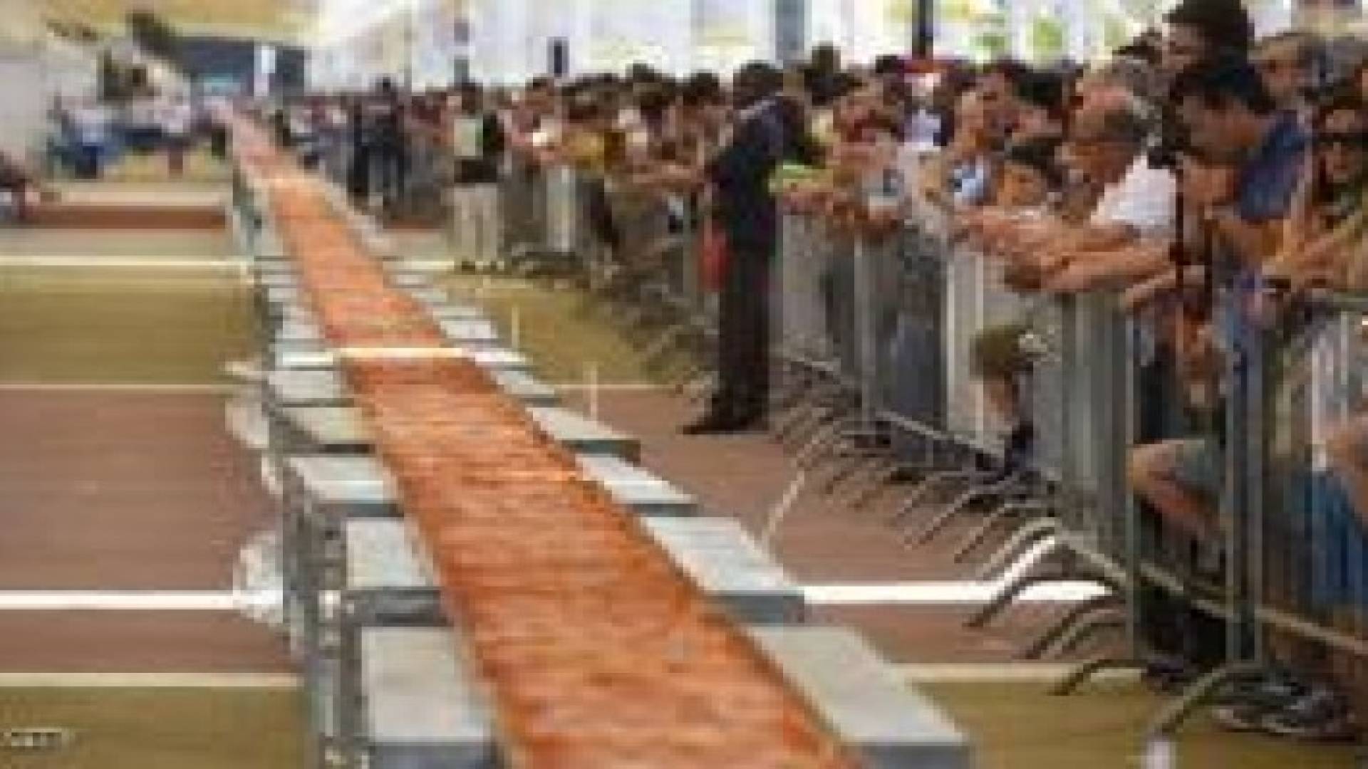 أكبر بيتزا في العالم بـطول 1 ميل في ايطاليا