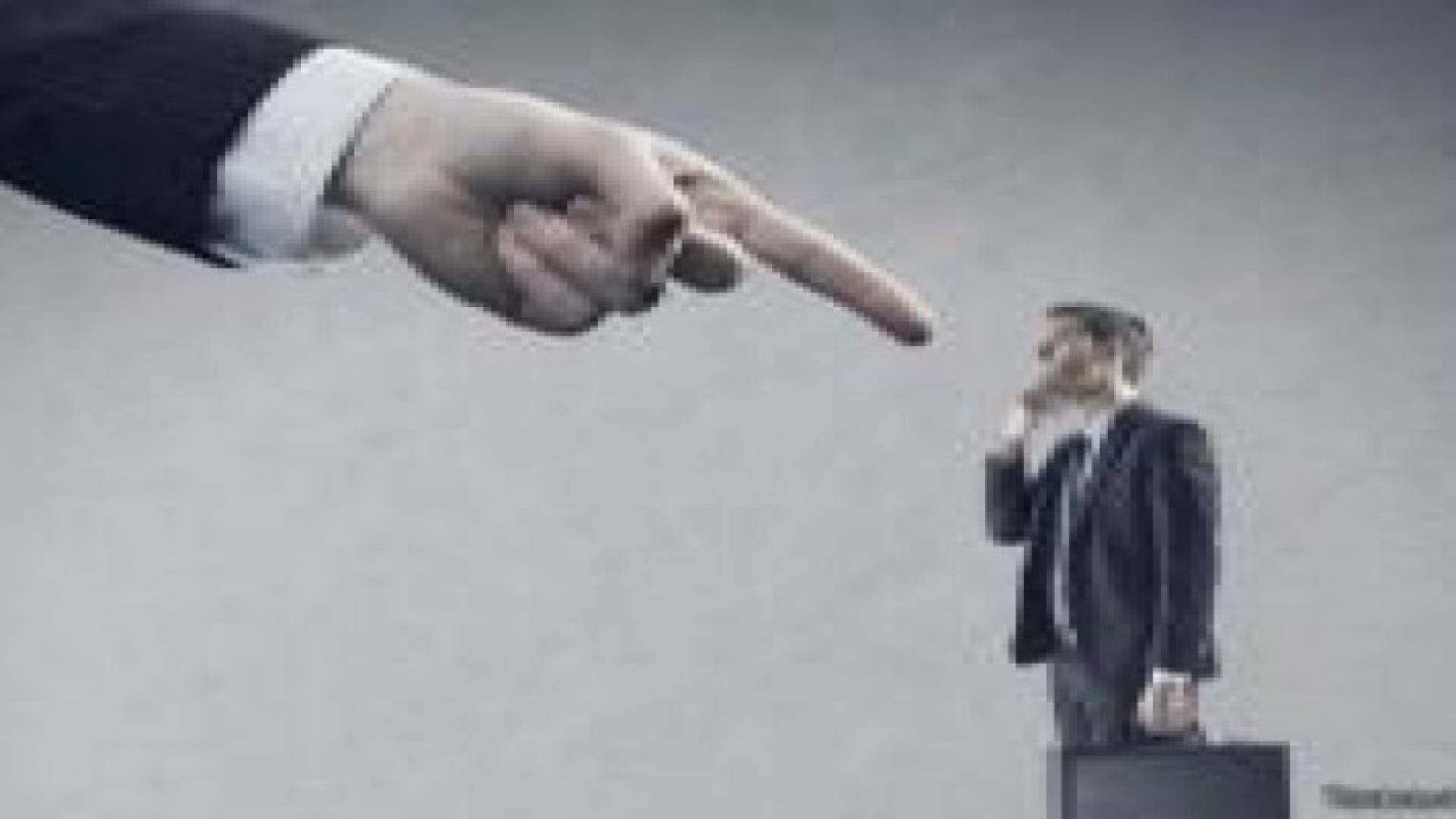 كيف يجبر المديرون أفضل موظفيهم على ترك العمل؟