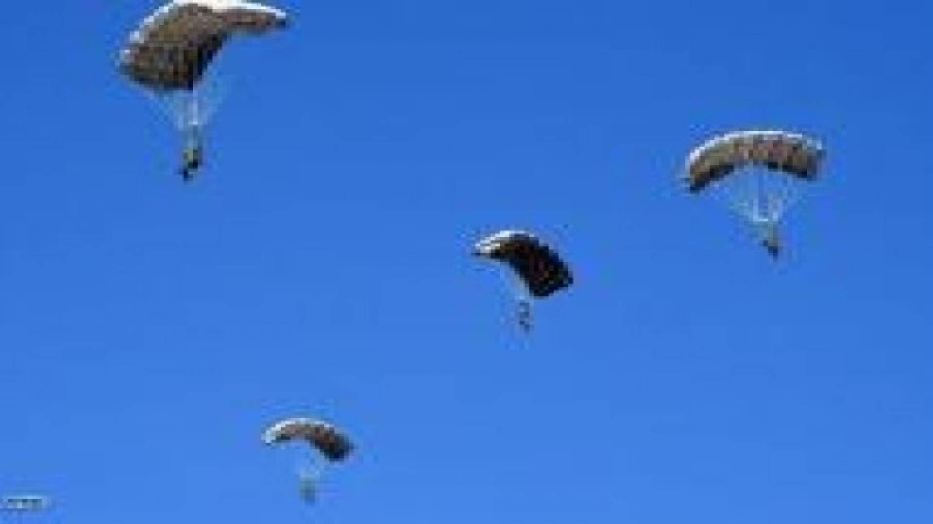 نجاة مظلي بريطاني تعطلت مظلته