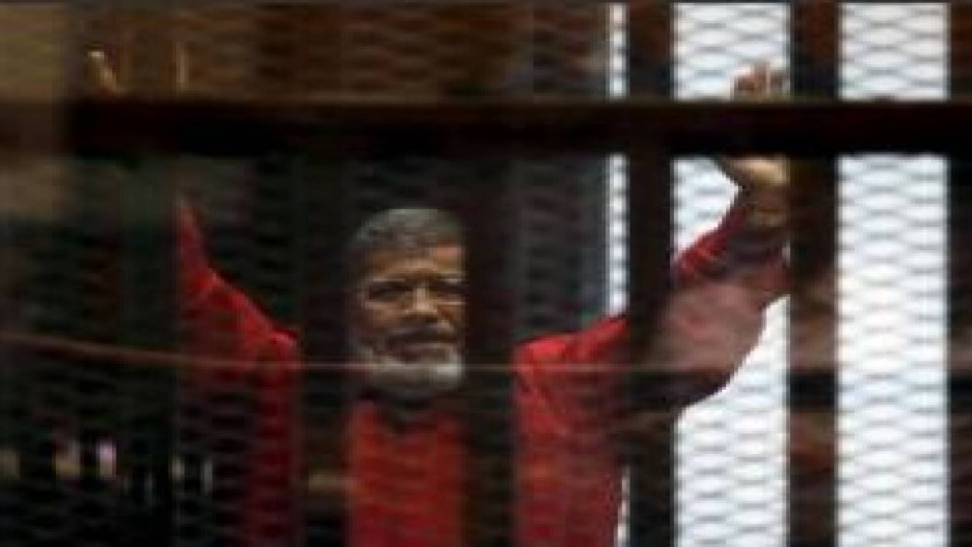 مرسي يظهر في زي الإعدام الأحمر لأول مرة