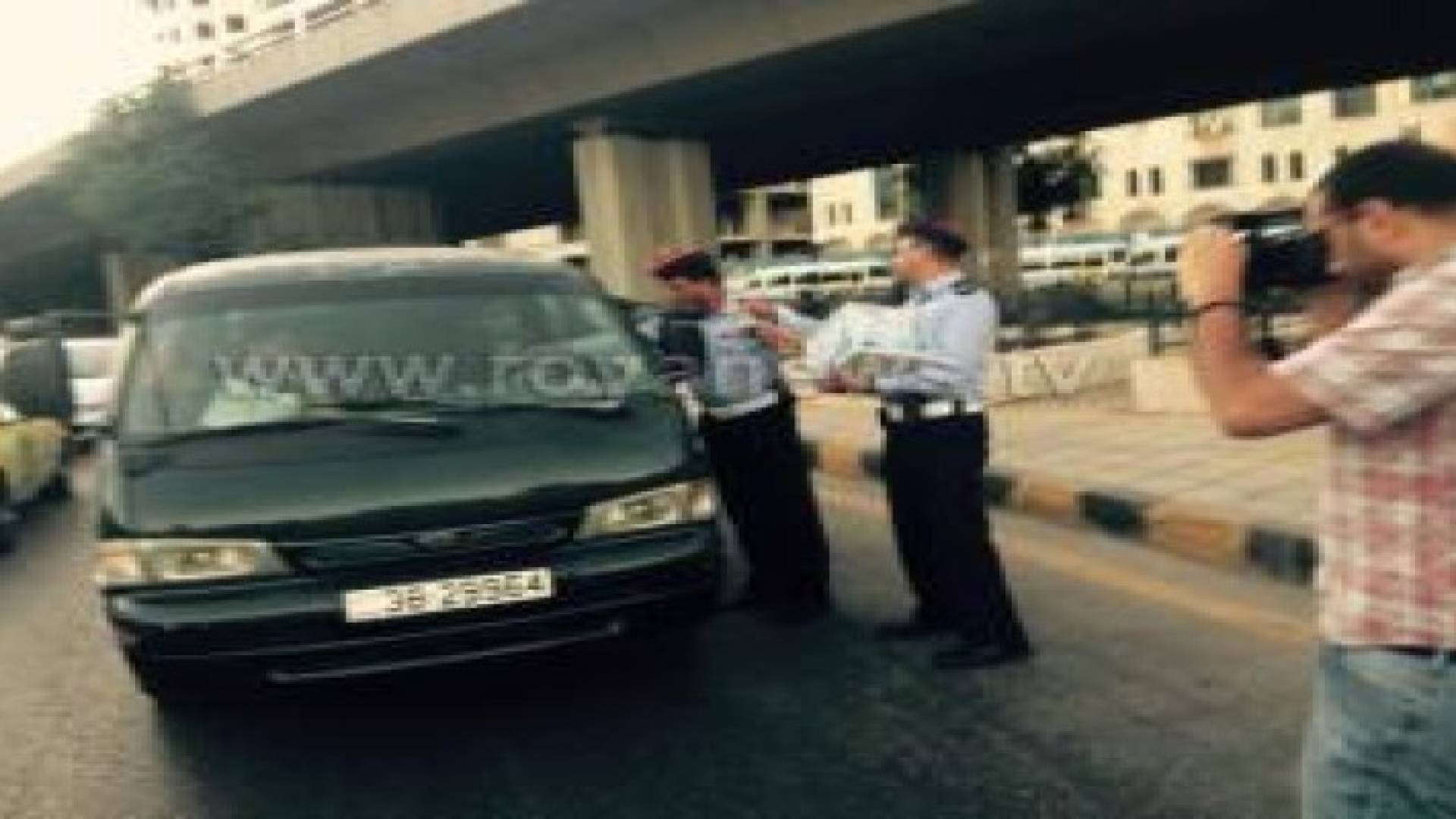 الشرطة توزع المياه والتمور قبيل اذان المغرب .. صور