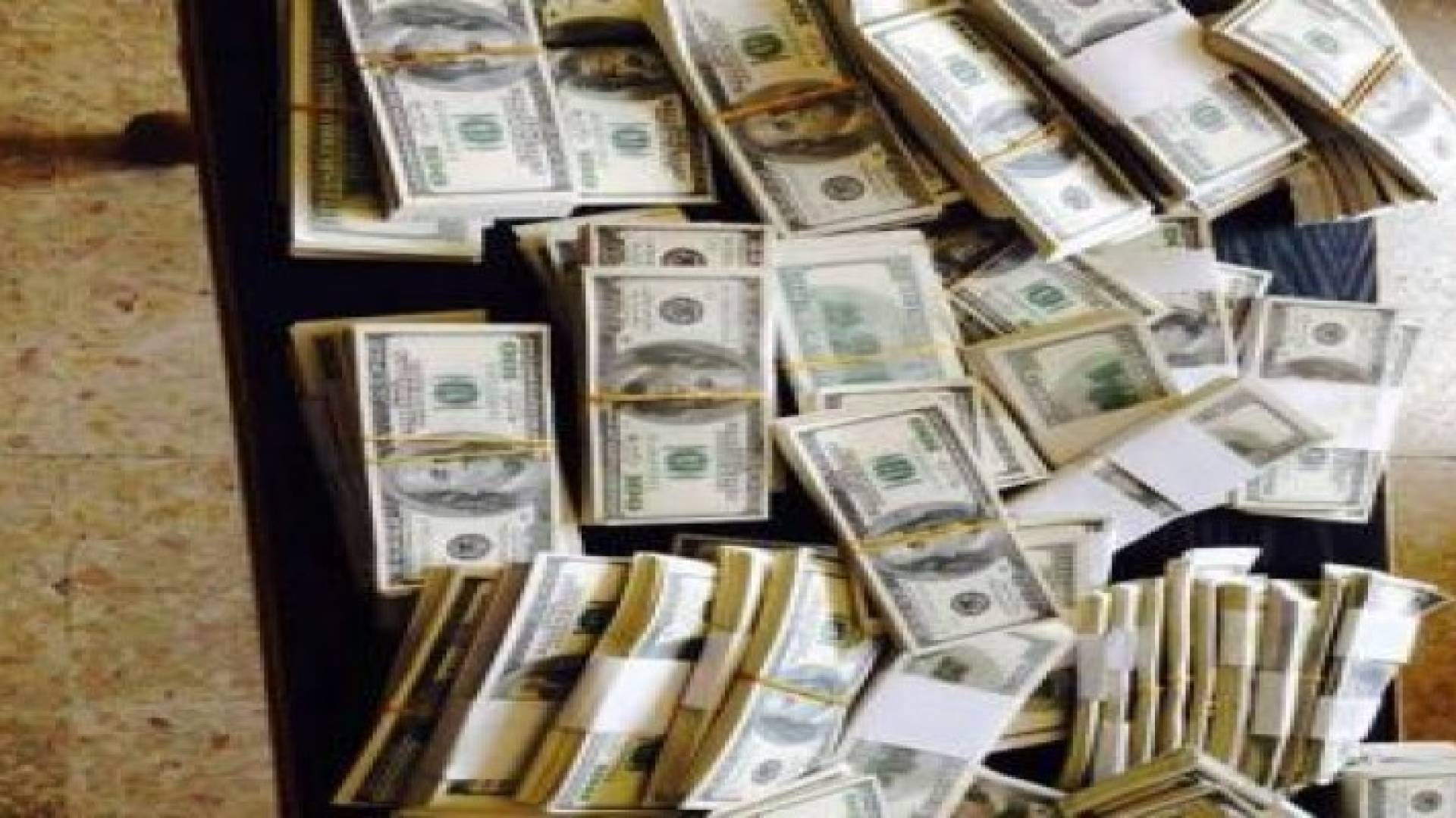 احباط بيع مليون دولار مزورة