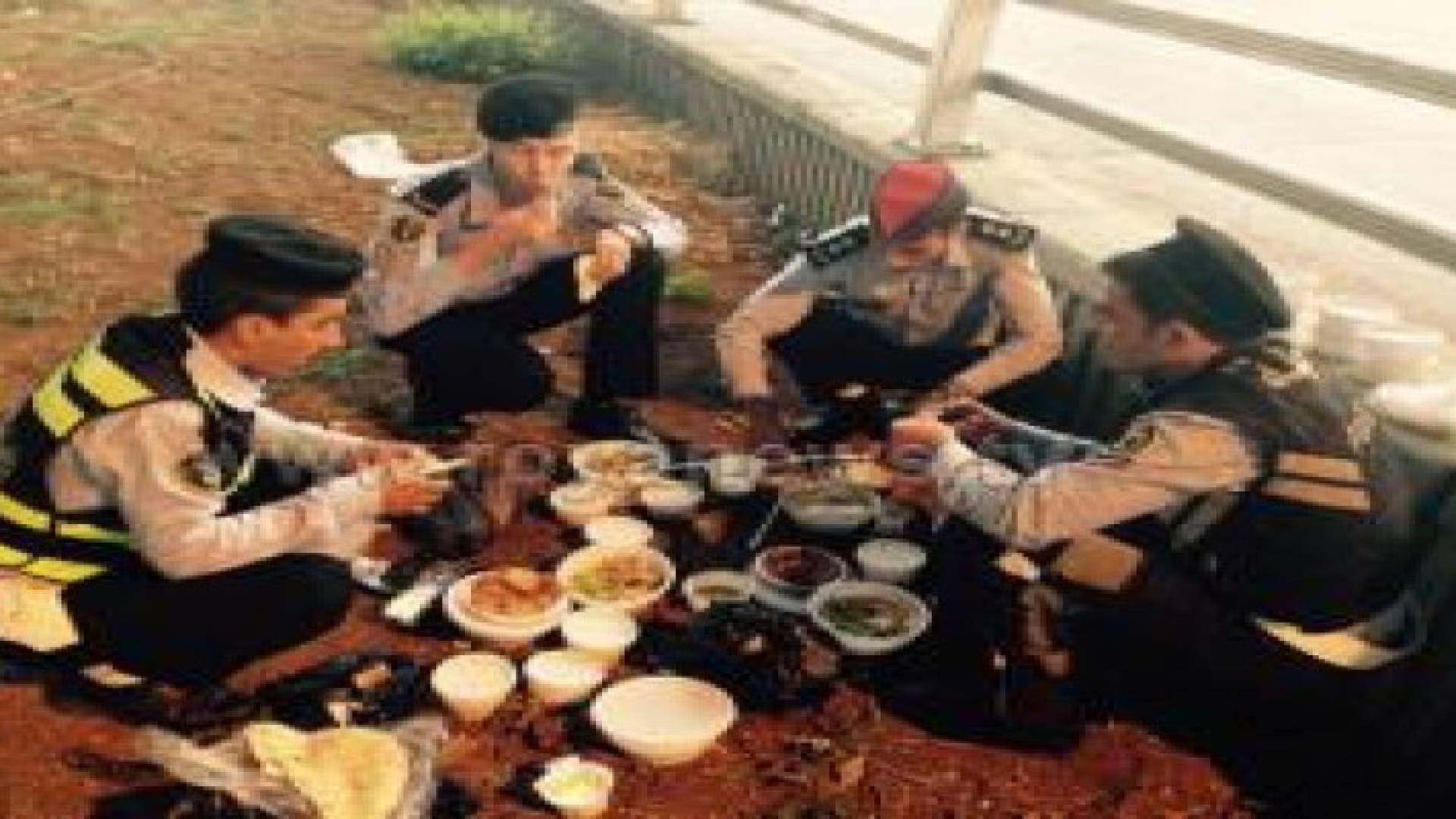 عمان: الأمن العام يشارك مواطنين طعام الأفطار في الشارع .. صور