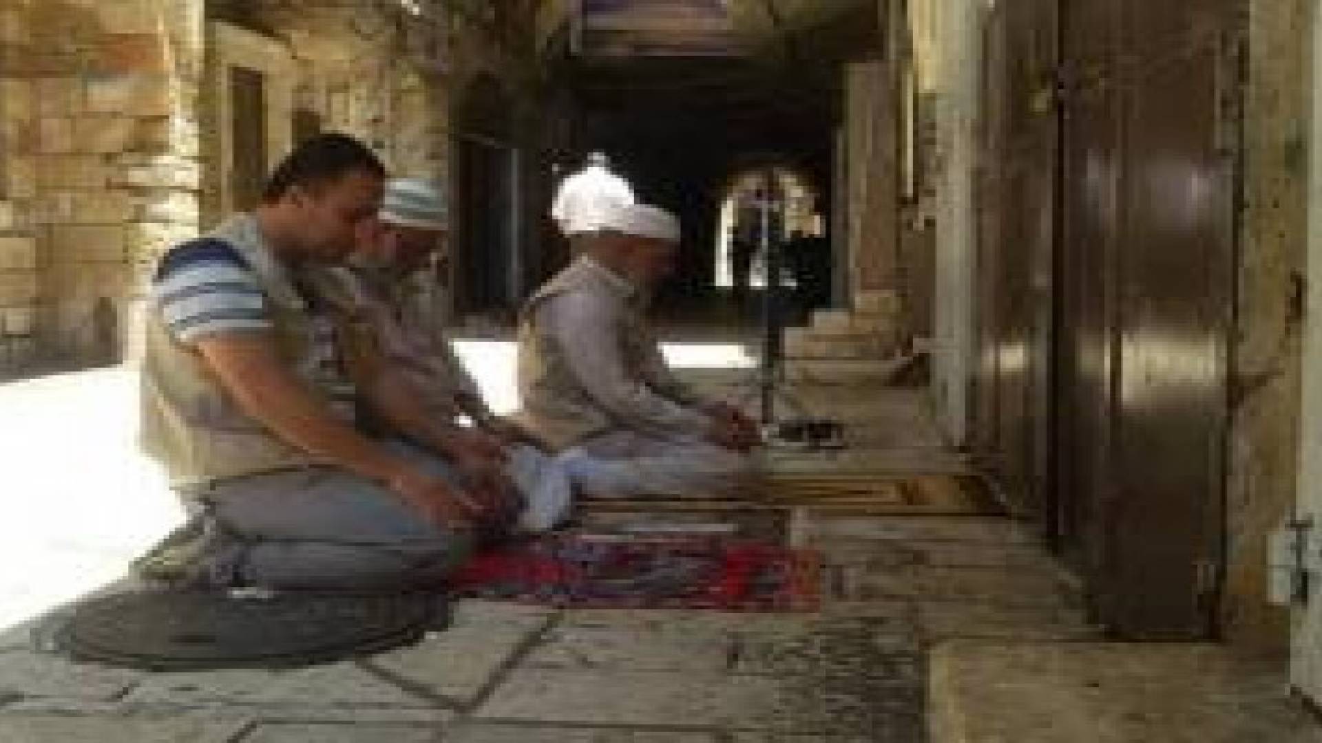 مبعدون يستقبلون رمضان بطقوس مؤلمة