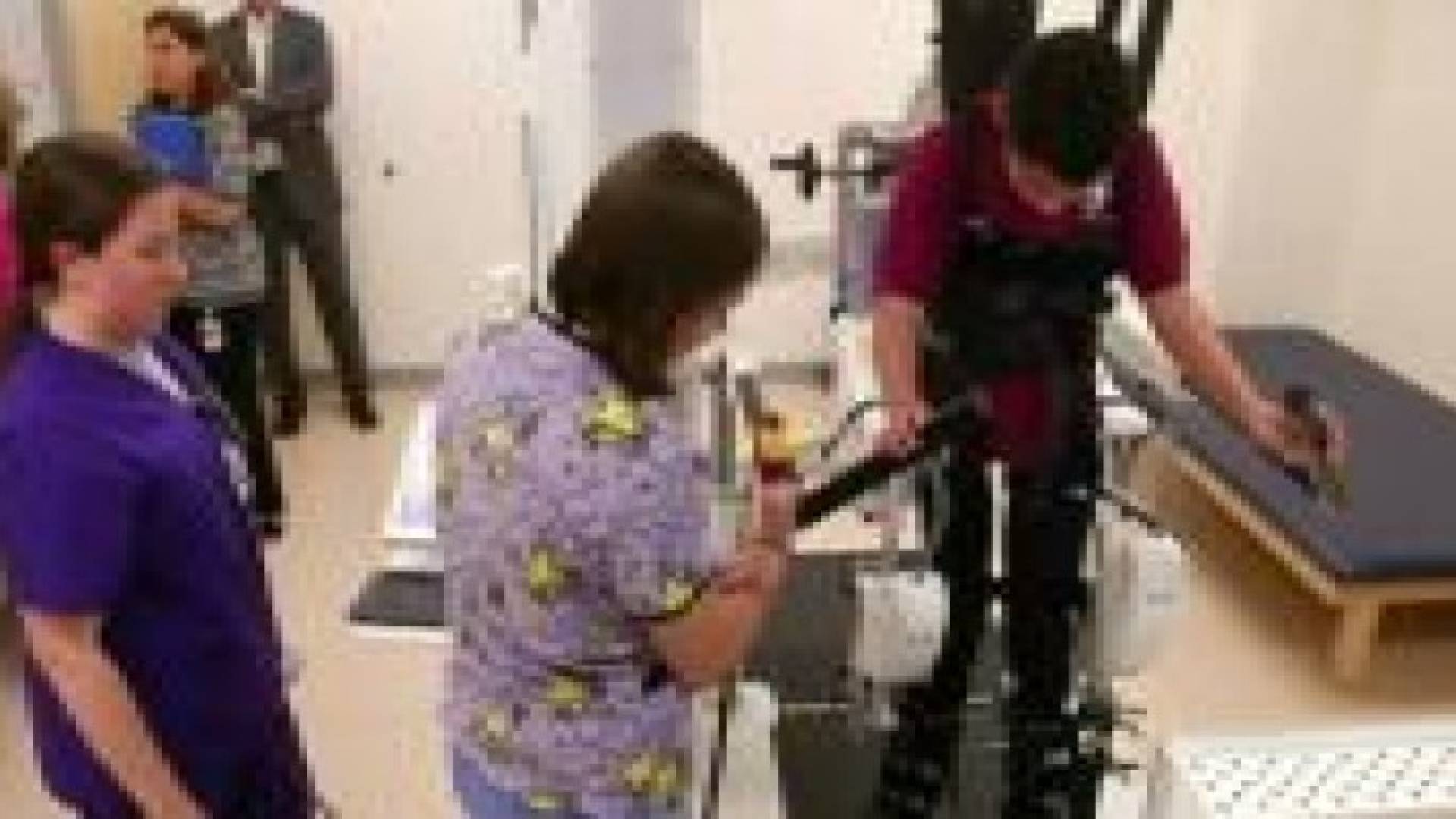 برنامج تأهيل يمكن المصابين بالشلل من تحريك أطرافهم