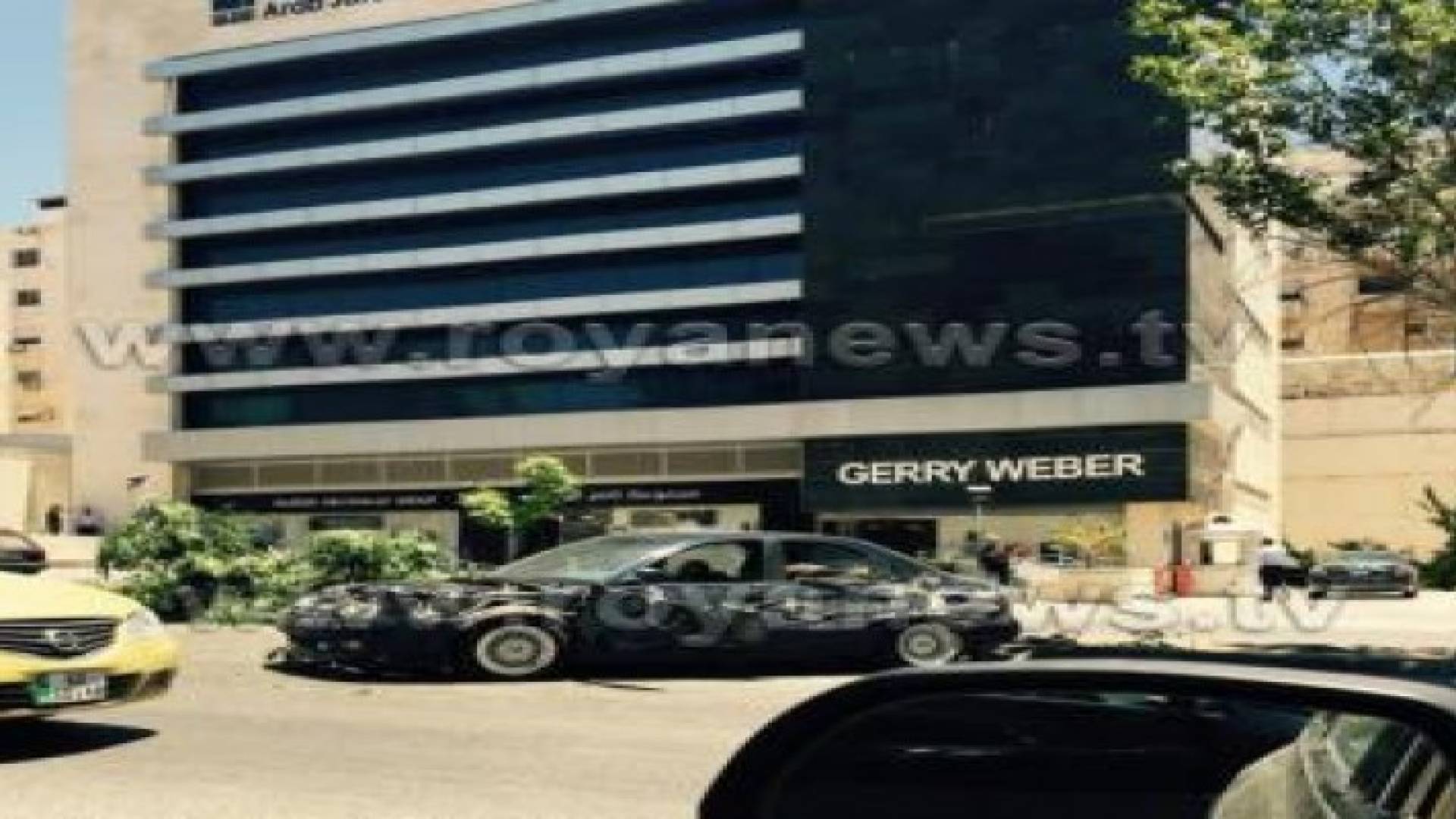 مجهولون يقدمون على تحطيم سيارة في وادي صقرة