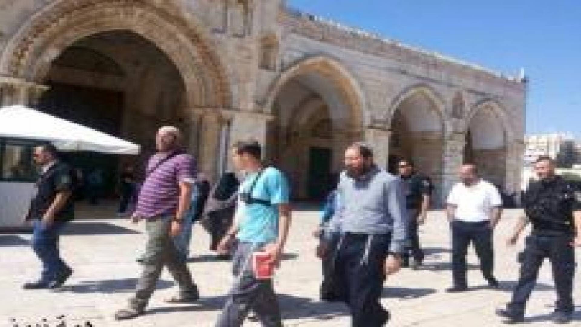 مستوطنون يقتحمون الأقصى وإبعاد 6 نساء لأسبوعين