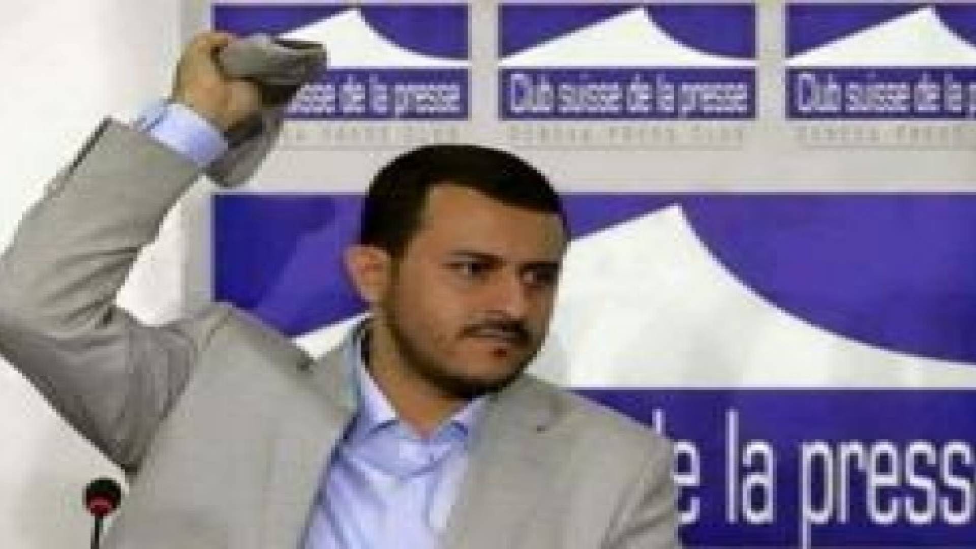 بالفيديو: قصة الحذاء "الطائر" من بوش إلى الحوثي