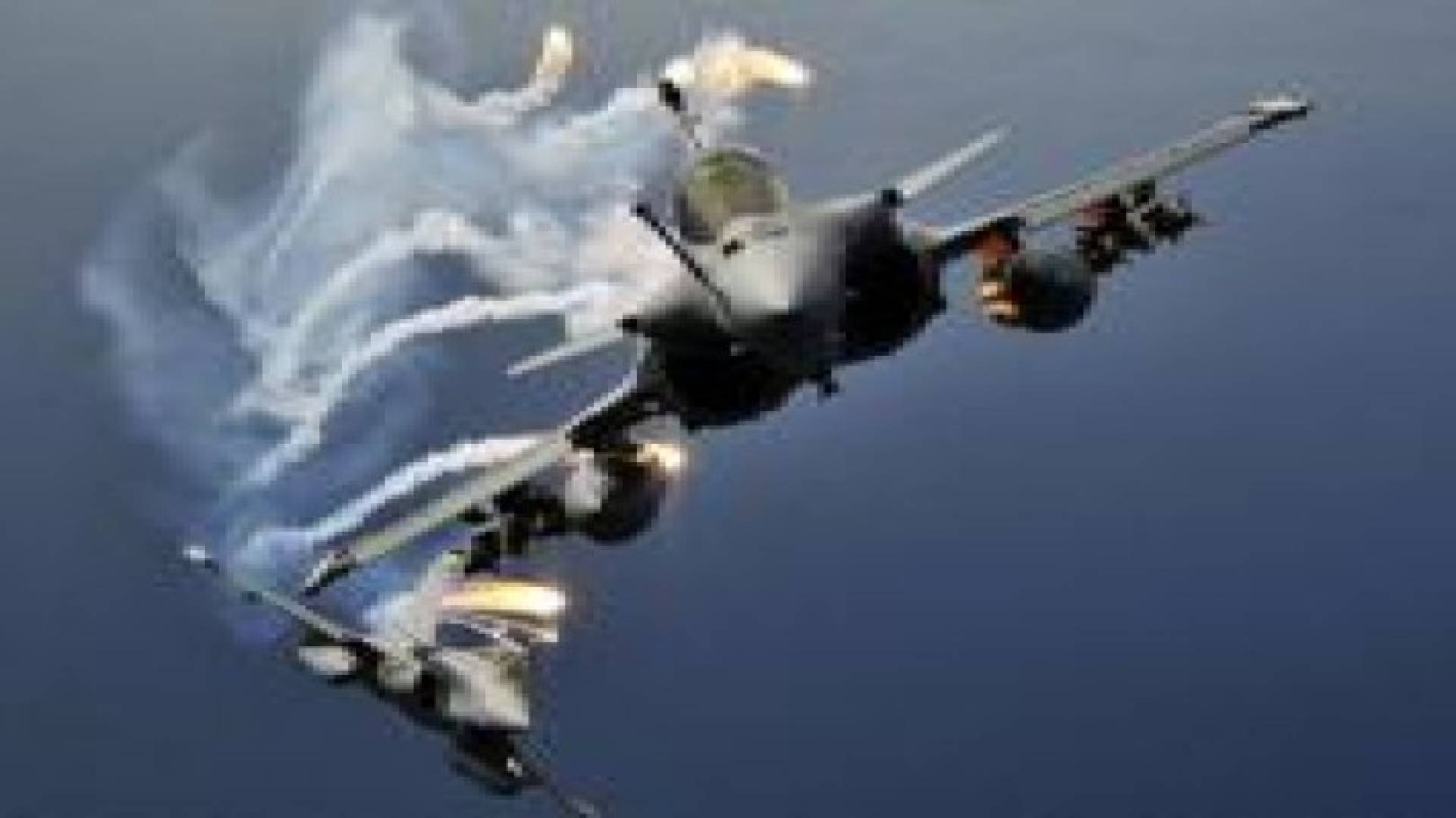 طيران التحالف يشن 15 غارة على المطار الحربي في الحديدة اليمنية
